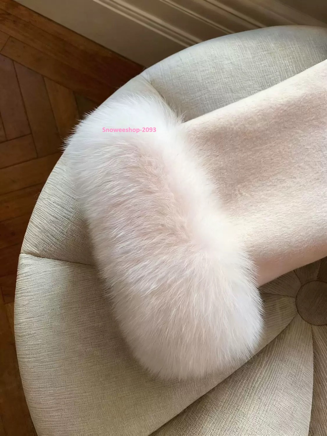 ผ้านุ่มนิ่มมาก ใส่สบายไม่คัน โค้ทขนเฟอร์ตัวนี้คือ ของมันต้องมี สำหรับทริปหน้าหนาว ซับในหนา อบอุ่นจริง ใส่เที่ยวยุโรป เกาหลี ญี่ปุ่น เอาอยู่ มีให้เลือก 4 สีแบบผู้ดีทุกสี