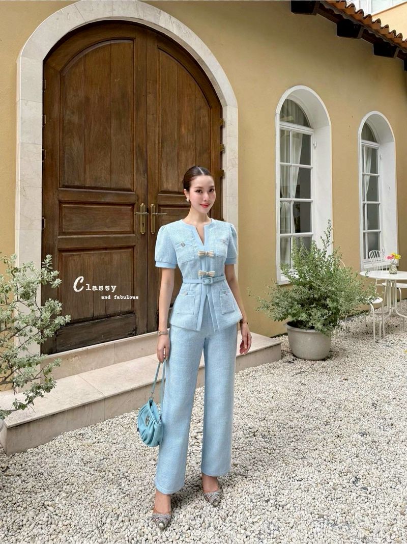 Set ผ้าทวิตสีฟ้าทั้งชุด ตรงเสื้อคอวีดีไซน์ผ่าด้านหน้า แขนสั้นพองเล็กน้อยตัดต่อปลายแขนด้วยผ้าเรียบสีฟ้าเข้าชุด มีกระเป๋าที่หน้าอก2ข้างซ้ายขวาใช้งานได้จริงด้านบนขอบกระเป๋าตกแต่งด้วยกระดุมเพชรสวยๆ