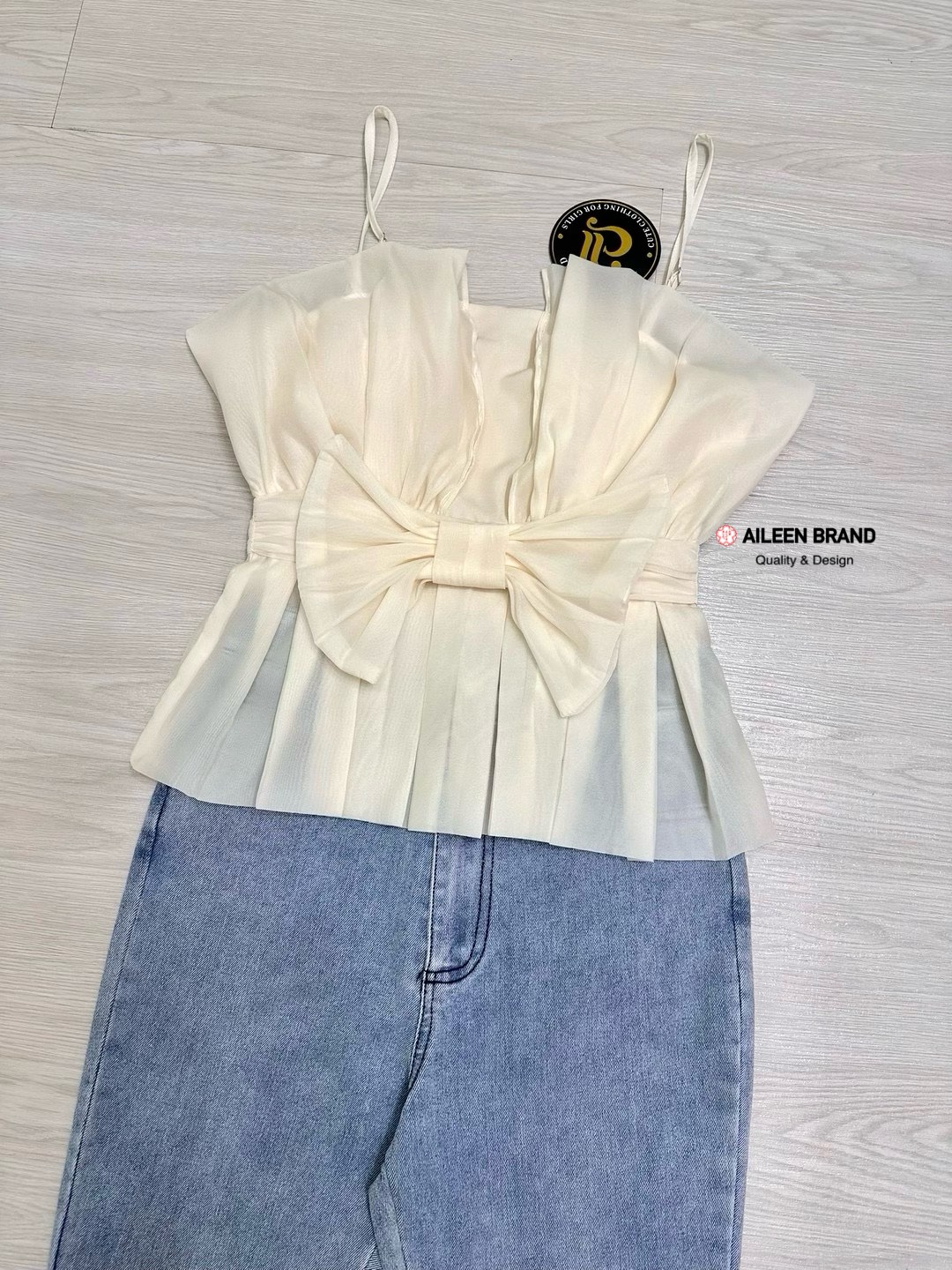 Set 2 ชิ้น เสื้อสายสปาเกตตี้สามารถปรับระดับได้ ดีไซน์อกโค้งท๊อปด้วยผ้าชีฟองตั้งขึ้น ( เสริมฟองน้ำ และซิปหลังอย่างดี ) เอวด้านหน้าแต่งโบว์ใหญ่ ชายเสื้อเย็บจับจีบทั้งด้านหน้าและด้านหลัง มาพร้อมกับกางเกงยีนส์ยืดขายาว กระดุมและซิปด้านหน้ามีกระเป๋าล้วงด้านข้าง