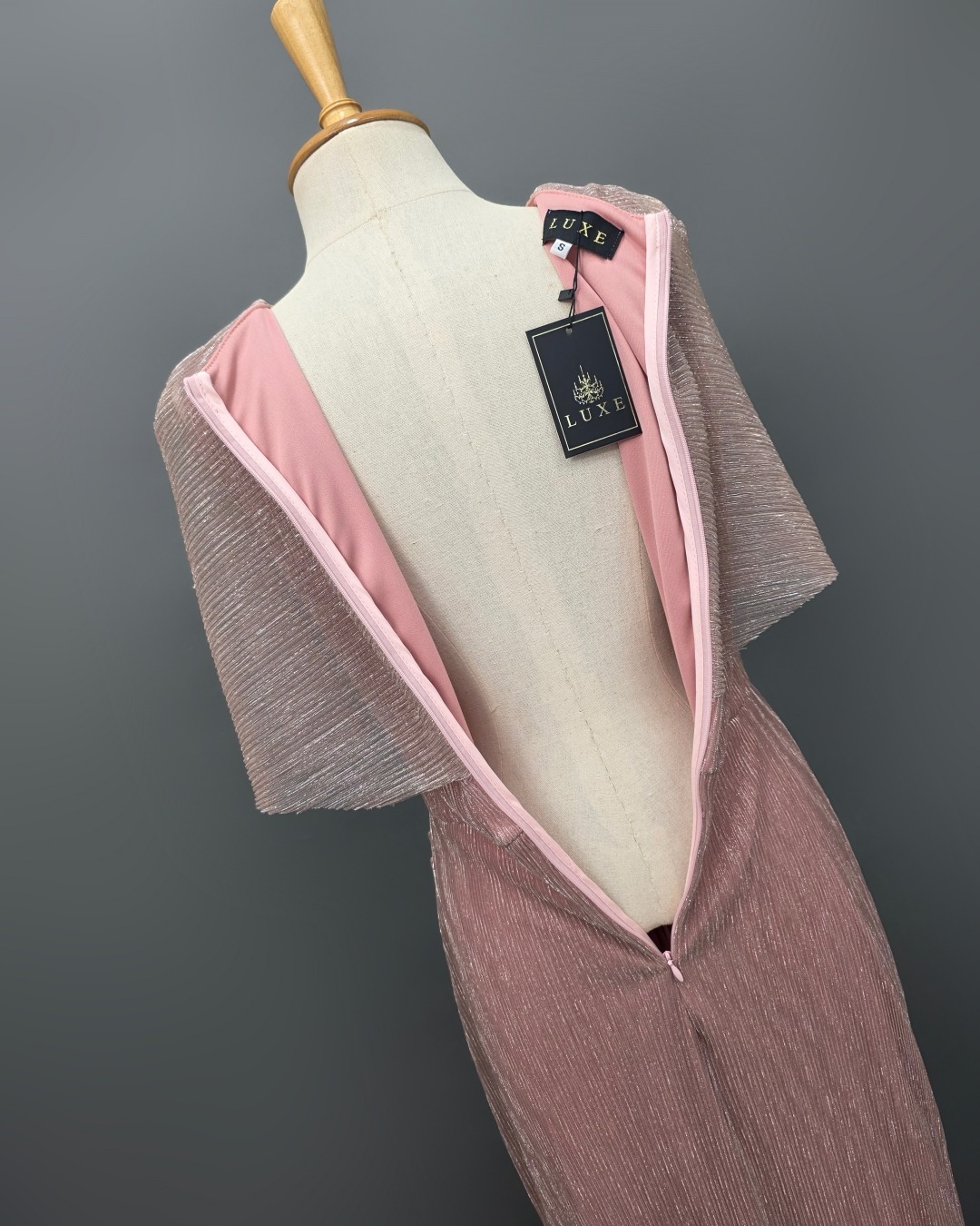 Label : LUXE ☑️ เดรสเสื้อคอกลมแขนกุด ดีเทลเป็นเสื้อคลุมไหล่ในตัว กระโปรงทรงสอบจับเดรป ☑️ ทำจากผ้าราเม่อัดพลีท ผสมดิ้นเมทัลลิค มีประกายเล่นแสงสวย ผ้านุ่มยืดหยุ่น คัตติ้งประณีต ☑️ มีซิปซ่อนและซับในเต็มตัวค่ะ