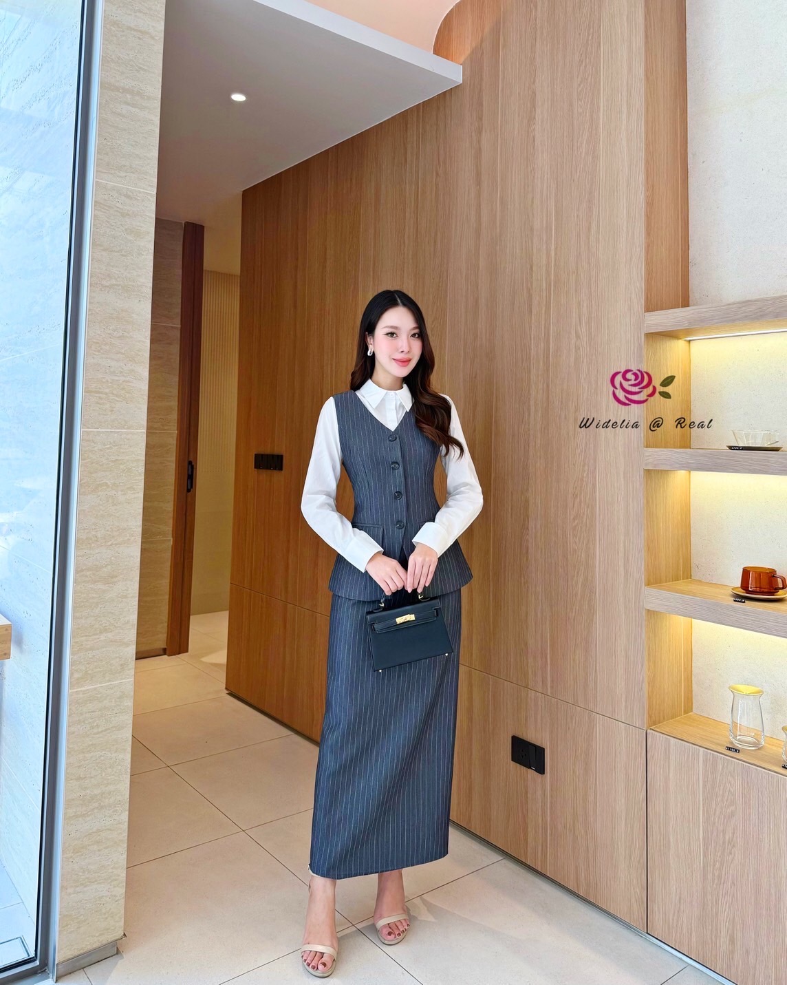 Set 4 ชิ้น มีเสื้อเชิ้ตสีขาว+เสื้อแขนกุด+กระโปรงยาว+เข็มขัด 1 เส้น งานเนื้อผ้าอย่างดีมีน้ำหนัก ผ้าไม่บาง ตัวเสื้อแขนกุดกระดุมหน้า กระโปรงทรงสอบ เอวสูง ผ่าหลัง งานสวยมากชุดนี้ คัตติ้งเนี๊ยบเป๊ะสุดๆ