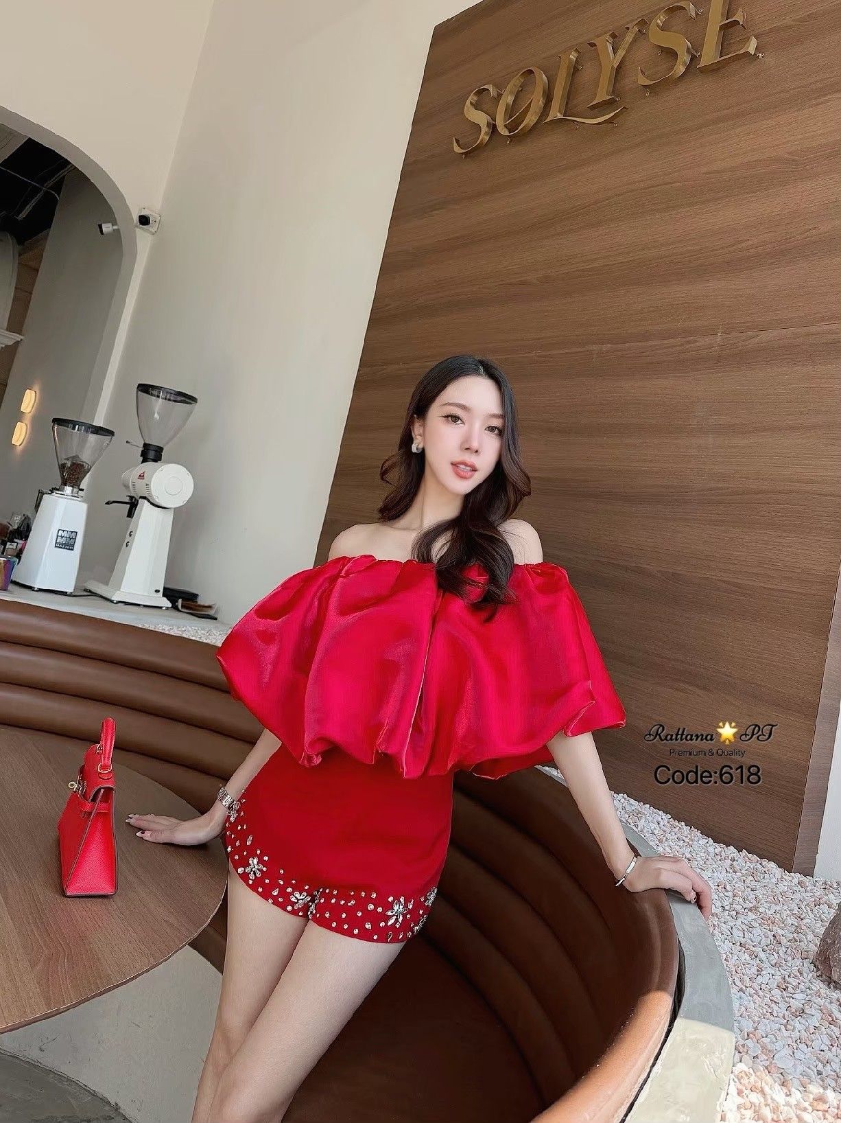 เซตเสื้อกางเกง เนิ้อผ้าสวยมากๆ เสื้อปาดไหล่ทรงบอลลูน สวยหรูดูแพงมาก ชุดมีซับใน มาคู่กับกางเกงแต่งเพชรสวยมากๆ ใส่ดินเนอร์ ออกงาน ปาตี้กับเพื่อน ปัง ปัง ปัง ช้าไม่ได้แล้วคร้า ของสวยๆหมดไวจัดด่วน