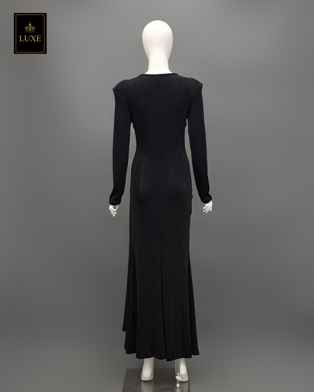 Label : LUXE ☑️แม็กซี่เดรสเสื้อคอกลมแขนยาว เสริมไหล่ กระโปรงยาวคลุมข้อเท้า ☑️ดีเทลจับเดรปและผูกผ้าที่เอว ปล่อยชายกระโปรงลงมาด้านหน้า ☑️ทำจากผ้าคอตตอนโพลีเอสเตอร์ผสมสแปนเด็กซ์ เนื้อนุ่ม ยืดหยุ่นได้สูง ใส่สบายค่ะ