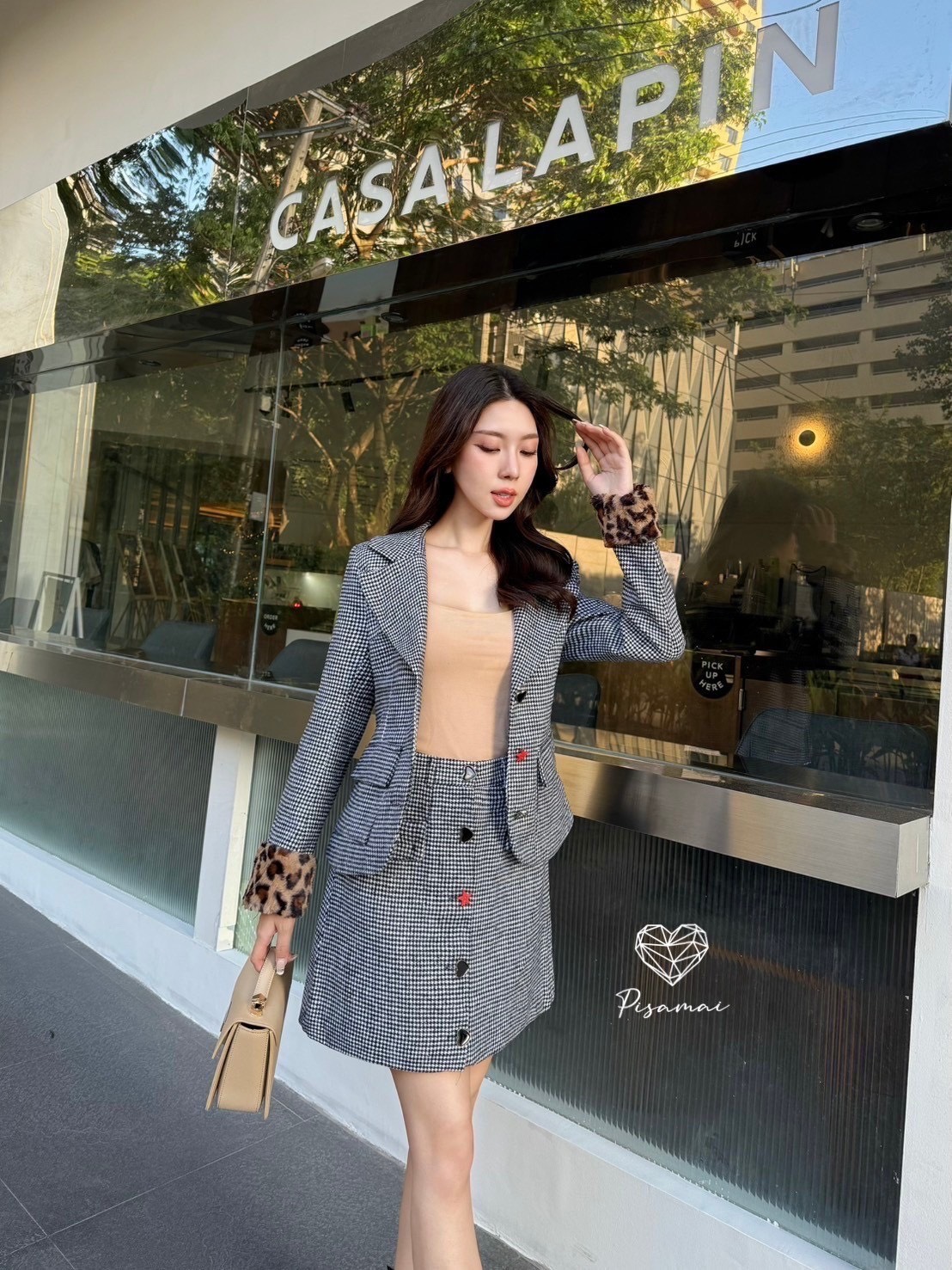 เซ็ตเสื้อสูทเบเซอร์ลายสก็อตขาวดำผ้าทวิตเนื้อดี บุลายเสือช่วงแขน มาคู่กับกระโปรงสอบตัวสั้น สวย หรู ดูแพงมาก ใส่vacayถ่ายรูปกับแก๊งค์เพื่อนๆไม่มีผิดหวังเลยค่า ห้ามพลาดเลยน้าตัวนี้