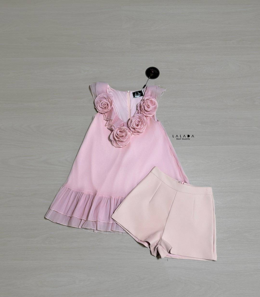 set 2 ชิ้นต้อนรับซัมเมอร์ น่ารักมากๆ เสื้อแขนกุดตอวีทรงปล่อยสีชมพู แต่งดอกไม้ที่อก มีซิปหลัง เสริมฟองน้ำ แมทช์กับกางเกงขาสั้น โทนสีเดียวกันค่ะ