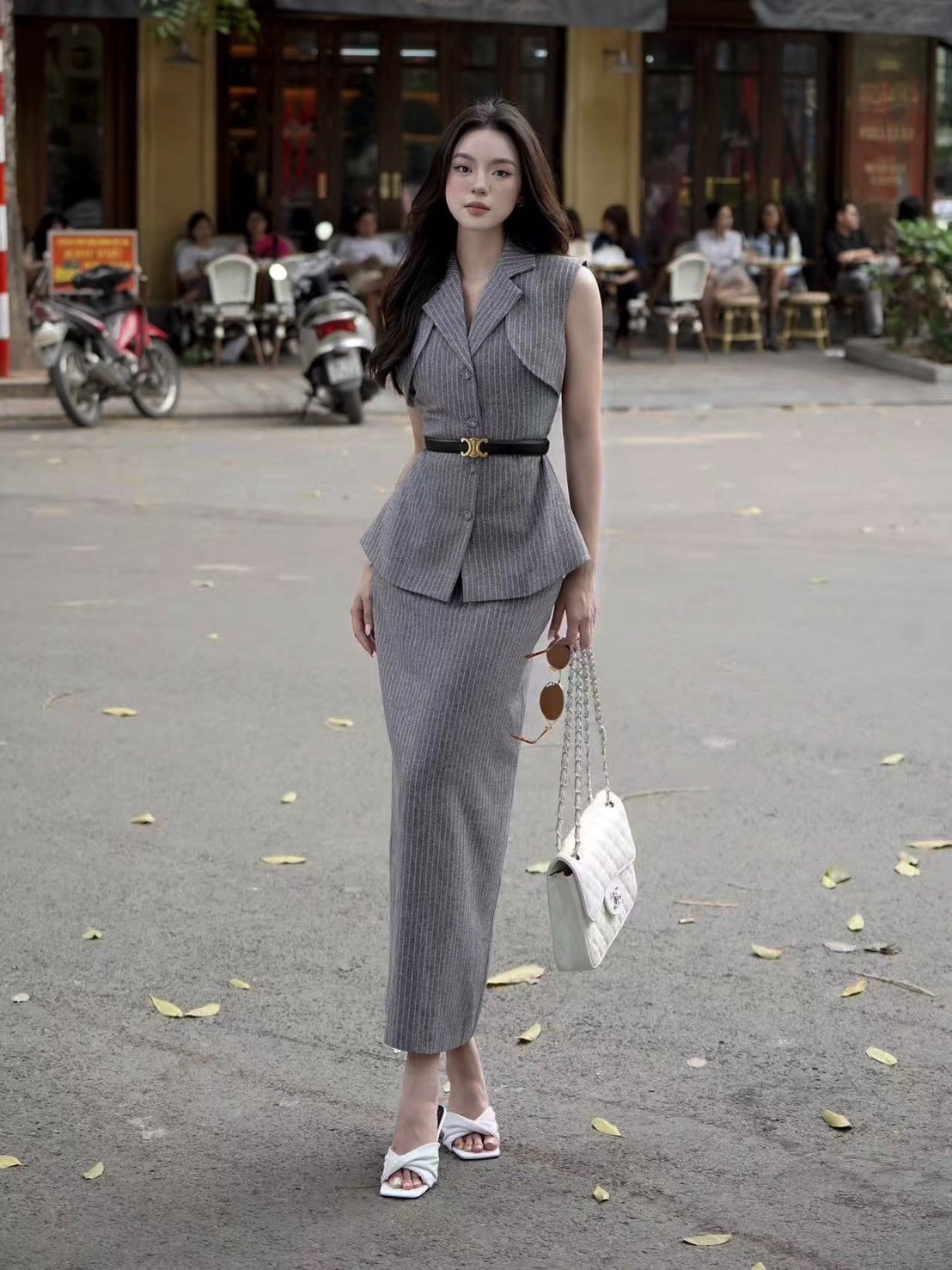 เซ็ตเสื้อแขนกุดผ้าสูทเนื้อดีลายทางสีเทา มาคู่กับกระโปรงทรงสอบตัวยาว พร้อมเข็มขัดอะไหล่ทองเข้าเซ็ต ดีไซน์สวย หรู old money ดูแกรมมากๆค่า