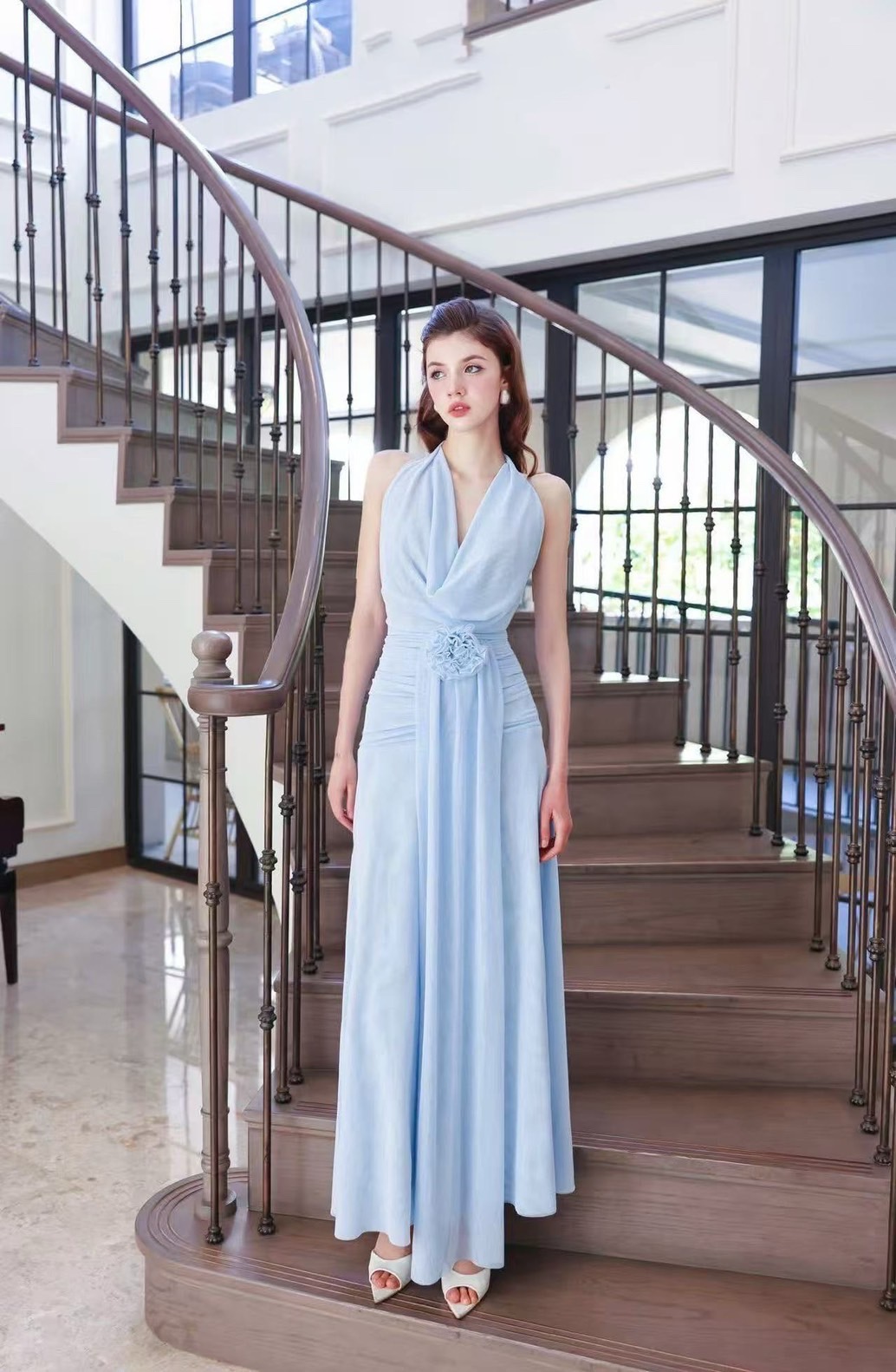 งานป้าย : Aileen Brand จัดจำหน่ายโดย : Aileen 👗 เดรสซีฟองคล้องคอ ดีเทลช่วงคอถ่วง แต่งจับจีบช่วงเอว ปล่อยชายผ้าตรงกลางยาวพริ้ว ตัวกระโปรงบานออก มีชับใน ซิปหลังอย่างดี มาพร้อมเข้มกลัดดอกไม้สีเดียวกับชุด อลังสุดๆ ใส่ออกมาดูสวย หรู สุดๆค่ะ