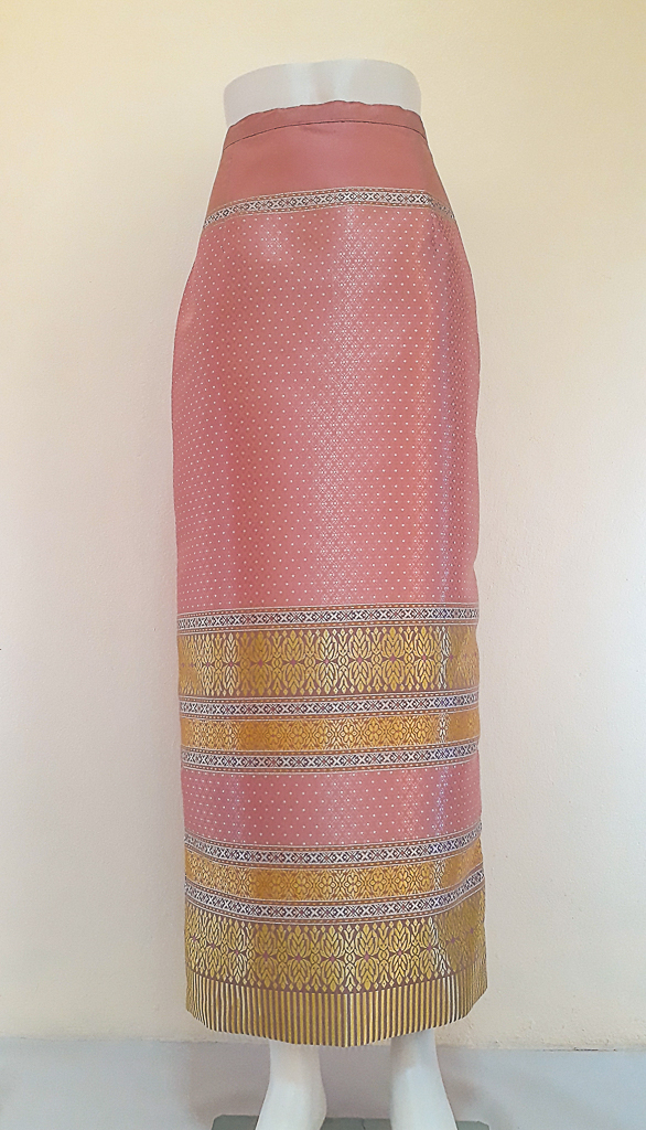ผ้าถุงไหมสำเร็จรูป (สีชมพูอ่อน ลายสุโขทัย ทรงกระโปรง) งานตัดเย็บประณีต อัดผ้ากาวตามสีของผ้าถุง เนื้องานดีเกรด A (รอบเอว 30 นิ้ว)