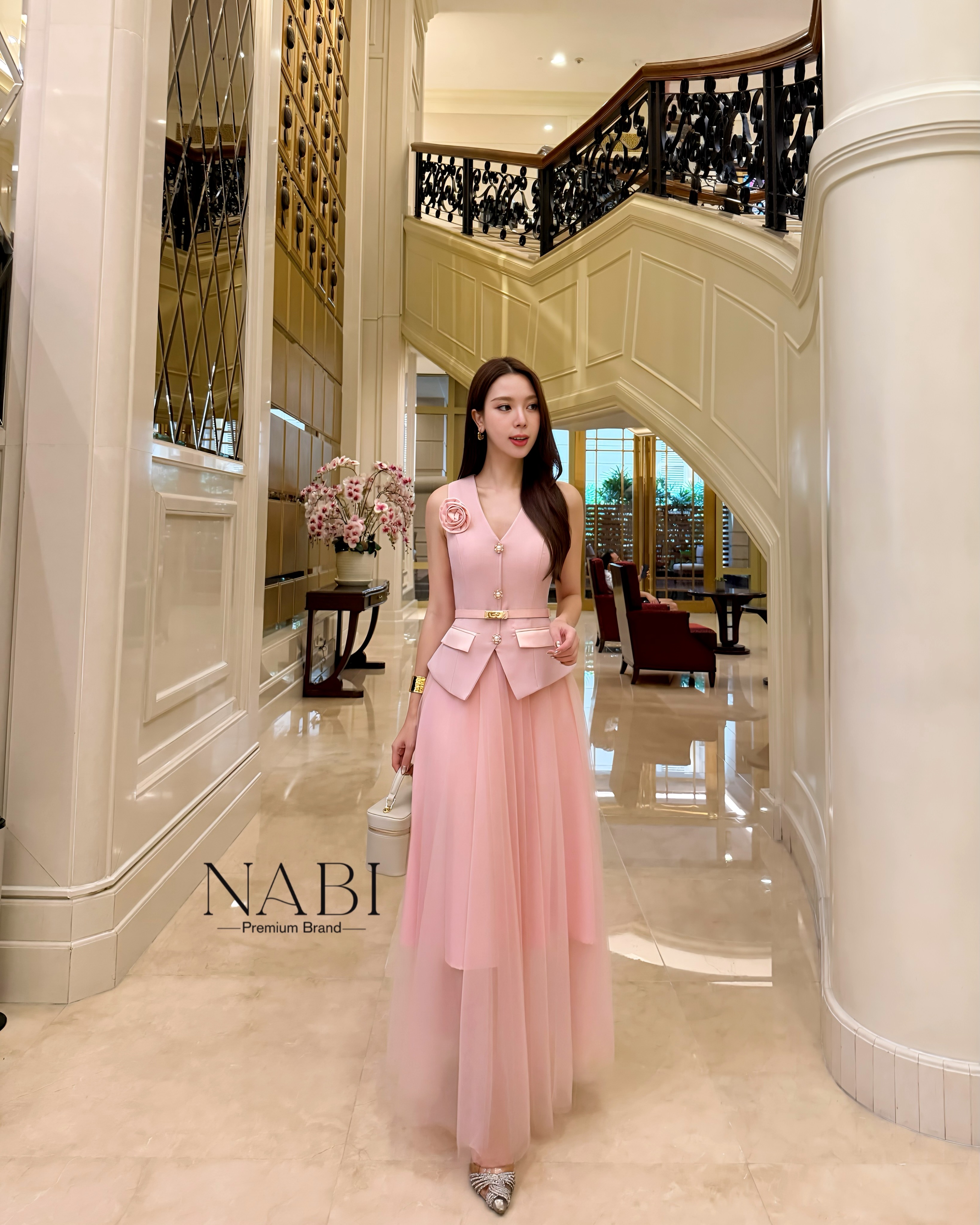 ชุดเซ็ต 2ชิ้น เสื้อแขนกุดคอวี แต่งกระดุมมุกด้านหน้า เพิ่มความโดดเด่นเรียบหรูด้วยกระเป๋า 2ข้าง ปกผ้าSATINเงาสวยหรูดูแพงไปอี๊ก พร้อมฟองน้ำและซับในอย่างดี มาคู่กับกระโปรงยาวซับทั้งตัว ซิปหลัง แถมเข็มกลัดและเข็มขัด ใส่แมทช์กันลงตัวมากๆค่ะ ห้ามพลาดนะคะ😘