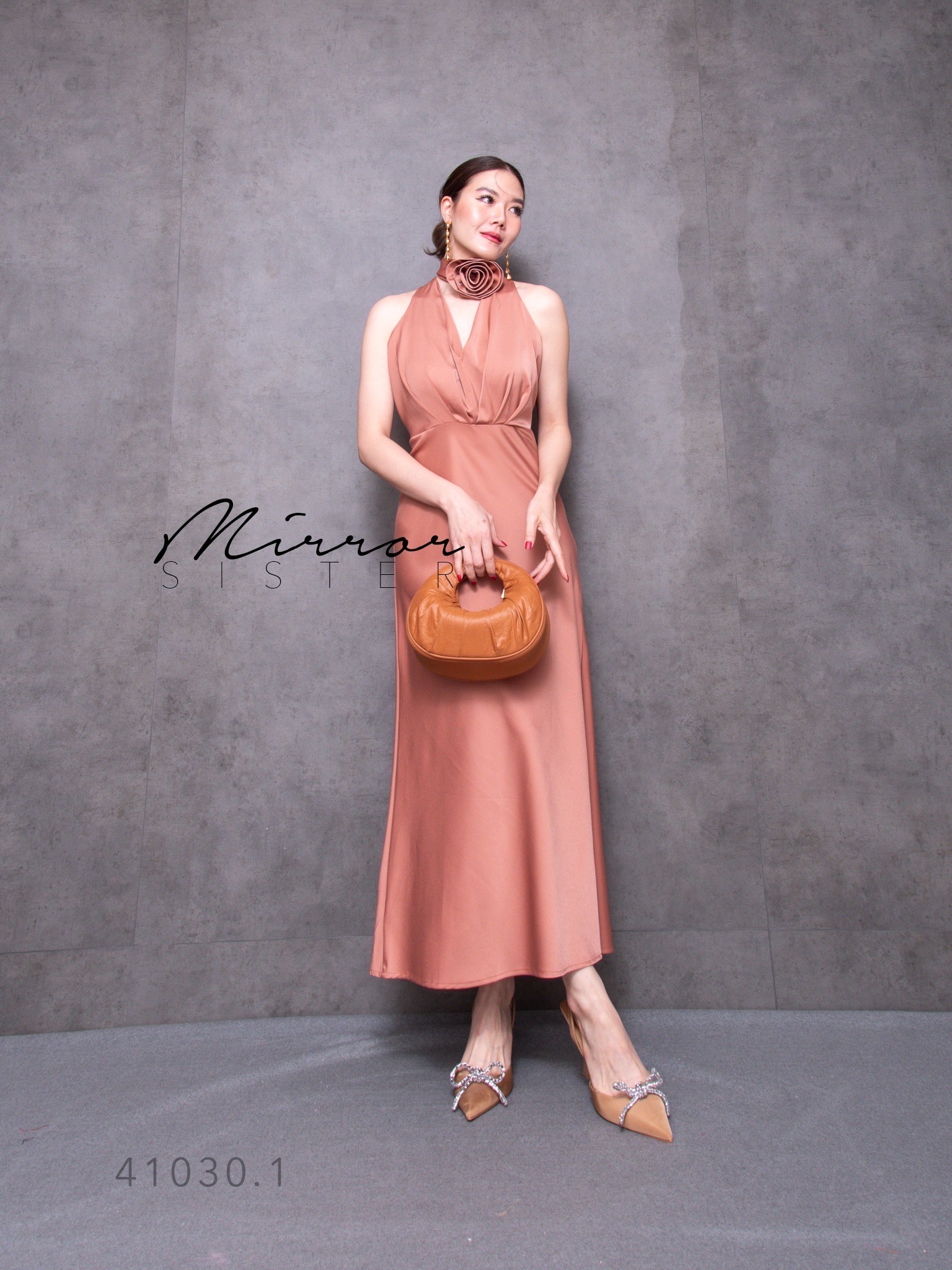 ••MiRRoRSiSTER's LaBaRiS DReSS•• เดรสแขนกุดทรงสวยหรู ช่วงบนแต่งจับจีบสวยเก๋คอวี มาพร้อมสายดอกกุหลาบผูกเอวหรือผูกคอได้ตามสไตล์ ช่วงล่างกระโปรงทรงAสวยมาก เนื้อผ้าซาตินดีงามสวยหรูพรีเมี่ยม ใครใส่ก็โก้เก๋ Recommendเลยงานนี้ต้องมี.