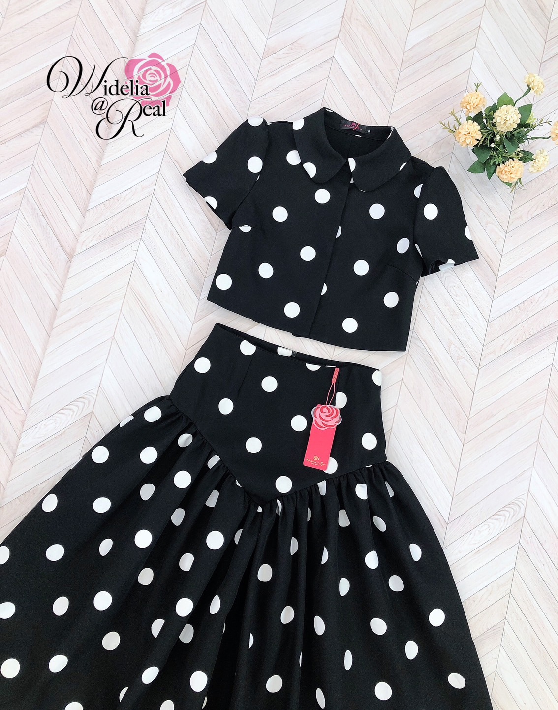 Set เสื้อกับกระโปรงบอลลูน ตัวเสื้อทรงเชิ้ต แขนสั้น ติดกระดุมหน้า เนื้อผ้าลายจุด ผ้าดี มีน้ำหนัก ไม่บาง ตัวกระโปรงยาว เอวสูง ทรงบอลลูน ซิปหลัง รุ่นนี้งานสวย ทรงเป๊ะ คัทติ้งเนี้ยบมากๆค่ะ รับรองใส่ออกมาไม่ผิดหวังการันตีให้เลย บอกเลยห้ามพลาดเด็ดขาดงานดีงานสวย