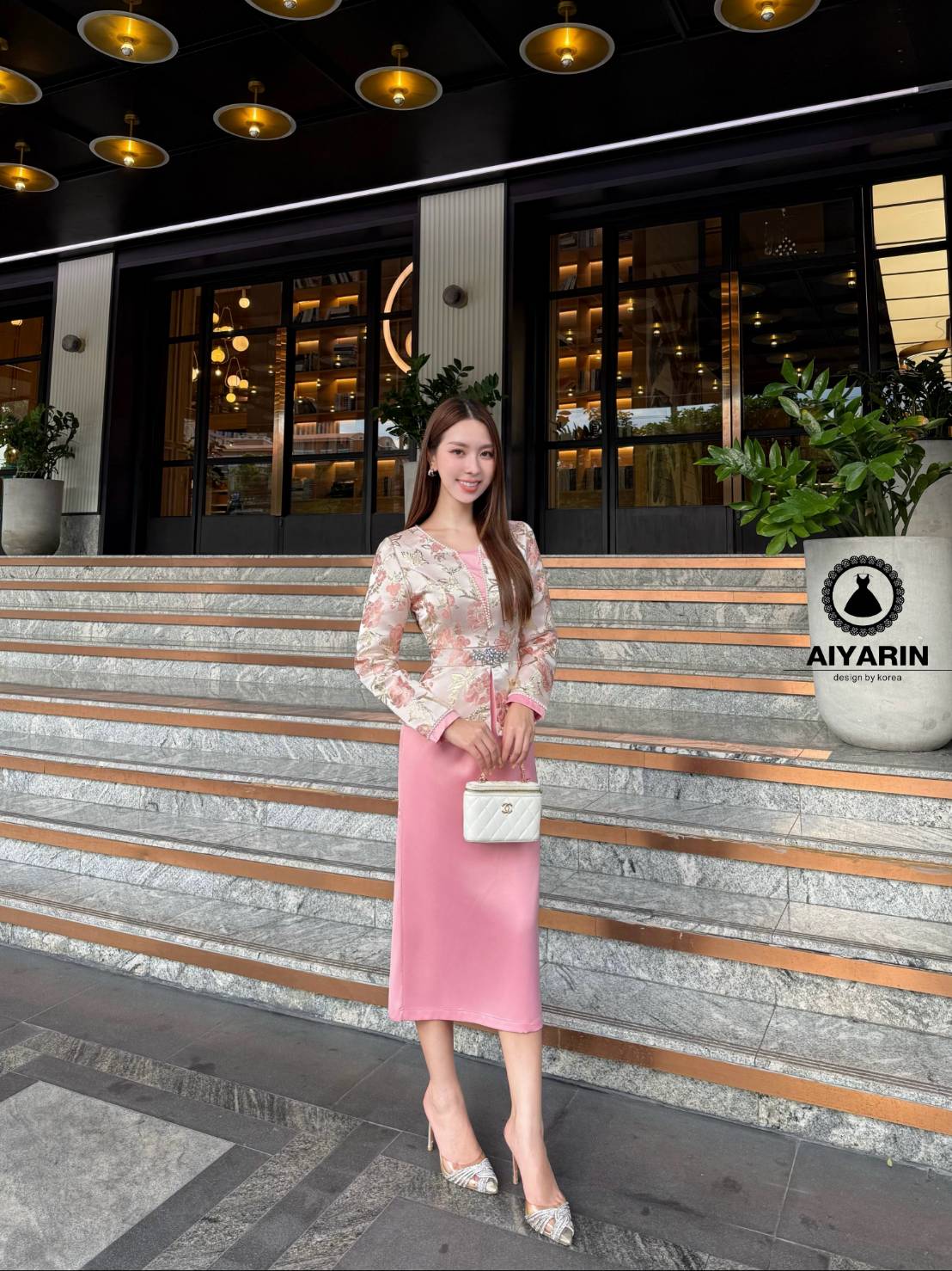 เดรสผ้าทอเนื้อดีมีทรงสวยมั้กๆผ้าหนานิ่มไฮโซสวมใส่ง่ายเเต่งเเนวลูกคุณมั้กๆคะเดรสผ้าทอปักดอกไม้สวยกระโปรงทรงเข้ารูปดูทรงสวยมากๆด้านหน้าเอวตกเเต่งเพชรทำให้ชุดดูเเพงดูเก๋ดูสวยมากๆดูไฮโซ