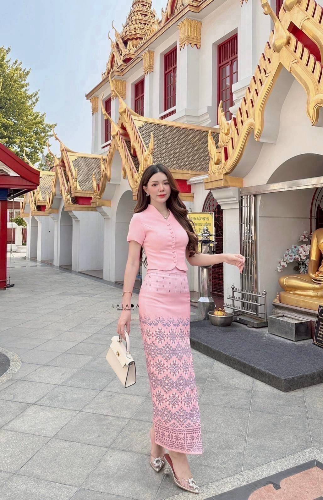 #งามอย่างไทย #ชุดไทย •Detail : set 2 ชิ้น ผ้าไทย ชุดไปทำบุญ ชุดไปงาน พร้อมส่งค่า เสื้อคอวีสีชมพูกระดุมหน้า ช่วงอกเสริมฟองน้ำแมทช์กับผ้าถุงสำเร็จ ผ้าพิมพ์ลายมีซิบหลัง สวมใส่สะดวก สวยหวานฉ่ำๆ งานบุญ งานบวชได้หมดเลยค่ะ