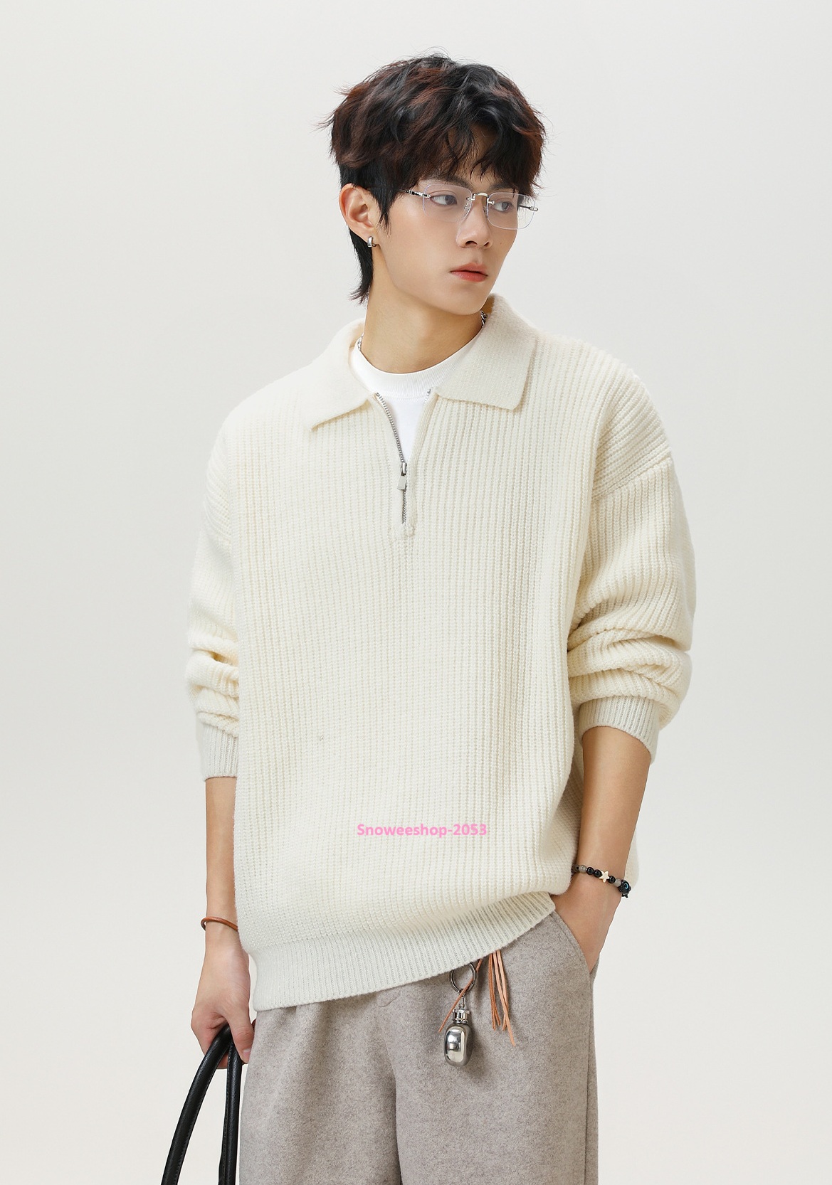 อากาศเย็นๆ ต้องมีตัวนี้ติดตู้ อากาศเย็นๆ ต้องมีตัวนี้ติดตู้ โอเวอร์ไซ ทรงหลวมใส่แล้วดูสบายๆ แต่เท่มาก ผ้าหนานุ่ม อุ่นกำลังดี มีให้เลือก 4 สี ใส่ได้ทุกโทน จะใส่เที่ยวเมืองหนาว หรือเดินเล่นในเมืองก็สไตล์จัดเต็ม