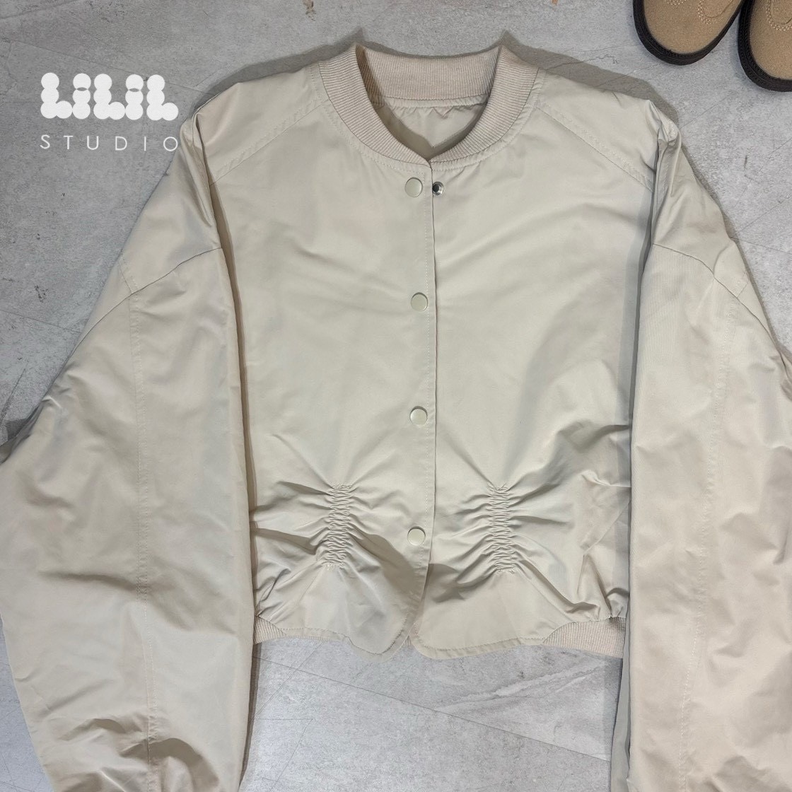 แจ็คเก็ตครอปทรงบอมเบอร์ ดีไซน์มินิมอล เนื้อผ้าพรีเมียมนุ่มเบา จะเท่ก็ได้ หวานก็ดีค่ะ