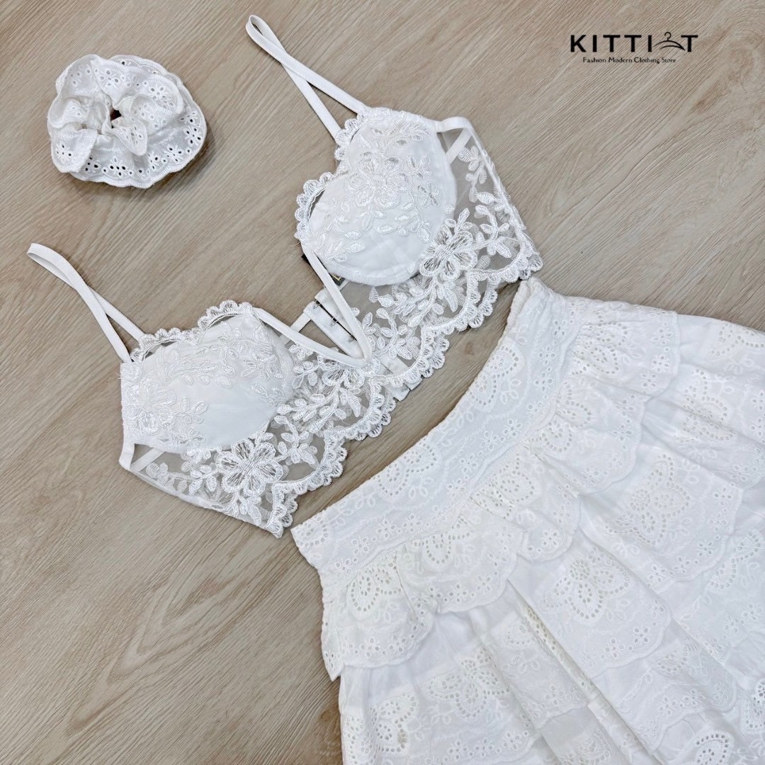 Set (3) ชิ้น เสื้อ + กระโปรง+ที่ผูกผมชุดเซตสายเดียวผ้าลูกไม้เนื้อหนาแน่น High Fashion มาก กับตัวเสื้อโดดเด่นที่หน้าอก ตกแต่ง ช่วงตัวเป็นซีทรู งานจริงสวยมากเพิ่มความหรูหรา ตะขอหลัง มีฟองน้ำเสริมหน้าอก กระโปรงจับจีบ ทรงชายระบาย มีซับในเป็นกางเกง มีที่ผูกผมม