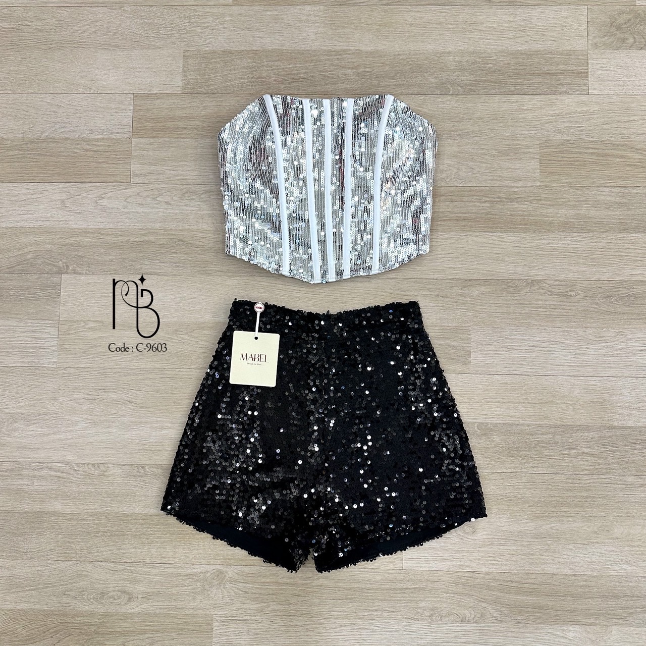 ชุดเซทเซ็กซี่สุดเปรี้ยวกลิตเตอร์ทั้งชุดและเสื้อเกาะอกแต่งโครงสีเงินและกางเกงขาสั้นสีดำ ชุดมีฟองน้ำ และซับใน งานซิบหลัง ใส่แล้วระยิบระยับ แบบตัวแม่เลยค่ะ แซ่บ สไตล์ตัวมัม❤️🔥#BRANDMABEL #งานป้ายmabel