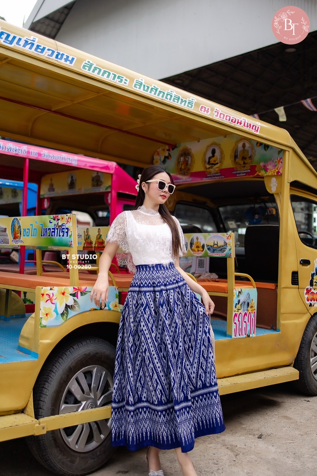 เซท 2 ชิ้น เสื้อลูกไม้ดีเทลแต่งระบายคลุมไหล่ ด้านในมีซับในเสื้อสายเดี่ยวด้านใน แมทซ์กับกระโปรงพิมพ์ลายผ้าไทย งานสวยแมทซ์กันสวย ลัคชูมากกกก #ชุดไทย #ผ้าทอ #งานป้ายบีที #btstudio