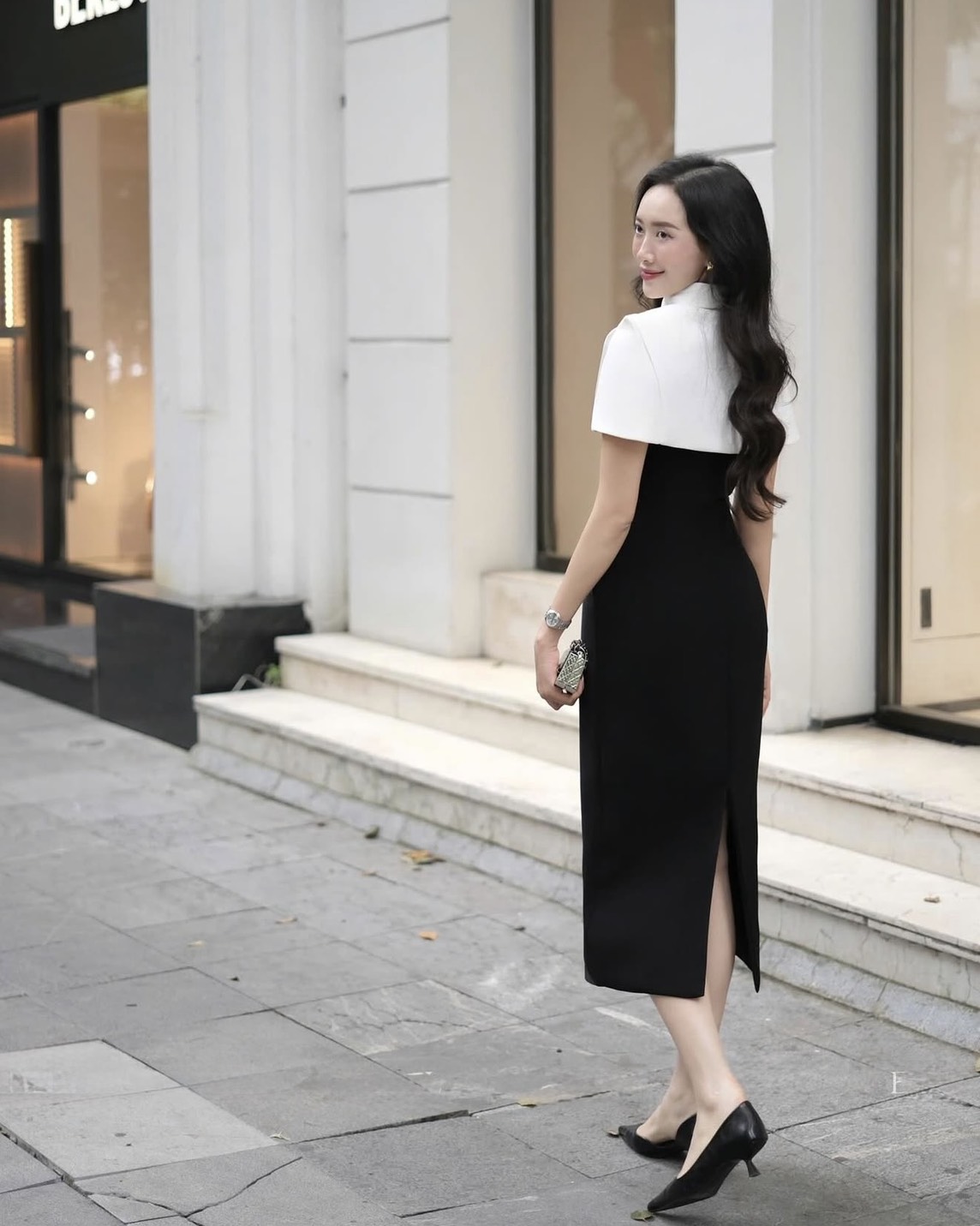 เดรสยาวสีดำพร้อมปกคลุมเสื้อคอปกสีขาวดีเทลกระดุมสีทองสวยมาก เดรสเข้ารูปแขนกุดทรงยาวผ่าด้านหลังอกมีฟองน้ำเสริมและซิปด้านหลัง งานเนื้อผ้าดีมาก การันตีงานคุณภาพ คัตติ้งประณีตใส่ใจทุกรายละเอียดของงาน