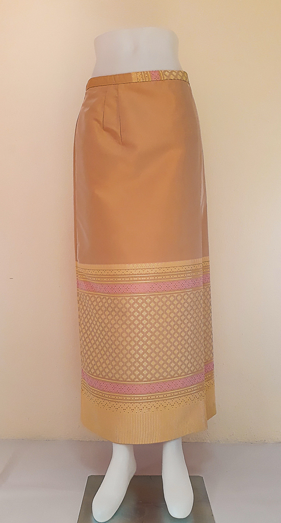 ผ้าถุงไหมสำเร็จรูป (สีชาอ่อน-รอบเอว 28 นิ้ว) งานตัดเย็บประณีต อัดผ้ากาวตามสีของผ้าถุง เนื้องานดีเกรด A