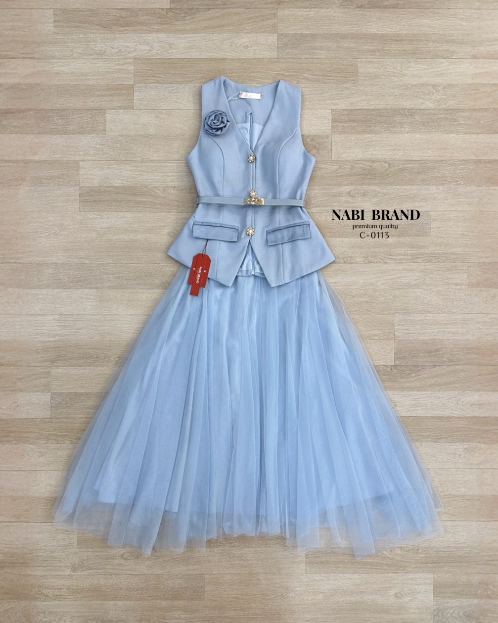 ชุดเซ็ต 2ชิ้น เสื้อแขนกุดคอวี แต่งกระดุมมุกด้านหน้า เพิ่มความโดดเด่นเรียบหรูด้วยกระเป๋า 2ข้าง ปกผ้าSATINเงาสวยหรูดูแพงไปอี๊ก พร้อมฟองน้ำและซับในอย่างดี มาคู่กับกระโปรงยาวซับทั้งตัว ซิปหลัง แถมเข็มกลัดและเข็มขัด ใส่แมทช์กันลงตัวมากๆค่ะ ห้ามพลาดนะคะ😘