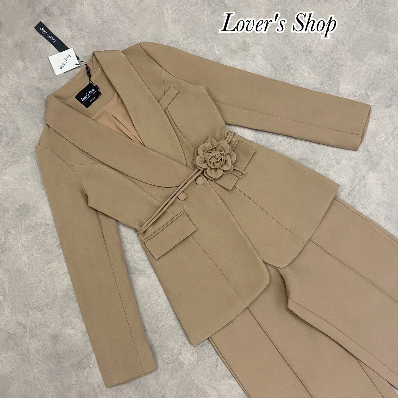 Teg : Lover’s Shop Detail : Set 3ชิ้น เสื้อสูท+กางเกงขายาว ลุคCEO เรียบหรูดูผู้ดี ได้สายคาดเอวดอกไม้ด้วยนะคะ ดีเทลเสื้อสูทกระดุมหน้า กระเป๋นเสื้อใช้งานได้ แม็ทกับกางเกงขายาว ทรงเอวสูง ซิบหลัง ทรงขากระบอกกลาง กางเกงมีกระเป๋าข้าง