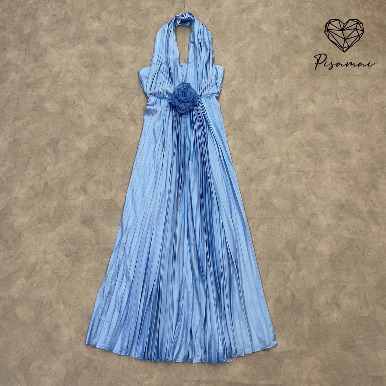 เดรสคล้องคอพลีตตัวยาวมาคู่ติดกับดอกไม้ใหญ่ทรงสวย หรู ดูแพง ใส่ไปงานแต่งแบบเฟียสๆ แกรมๆ ได้ไม่ซ้ำใคร#pisamaibrand #งานป้ายพิศมัย #งานตามหา #ชุดไปงาน #ชุดไปงานแต่ง #ชุดเพื่อนเจ้าสาว #ชุดเพื่อนเจ้าสาวราคาถูก