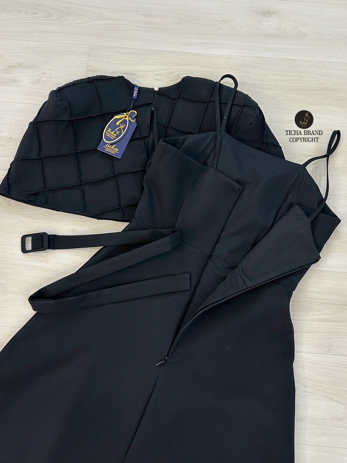 Ticha : Set 2 ชิ้น Maxi เดรสเดี่ยวสีดำ อกเสริมฟองน้ำ ซิปหลังช่อนอย่างดี อกเอวเข้ารูป ตัวกระโปรงบานออกเล็กน้อย มีชับใน เพิ่มความหรู ดูแพง ด้วยเสื้อคลุมไหล่ ดีเทลเดินตะเข็บนู้นๆออกมาเป็นตาราง แต่งเพชรและนุขสลับกัน มีกระดุมหลังมาพร้อมเข้มขัดผ้าสีเดียวกับชุด