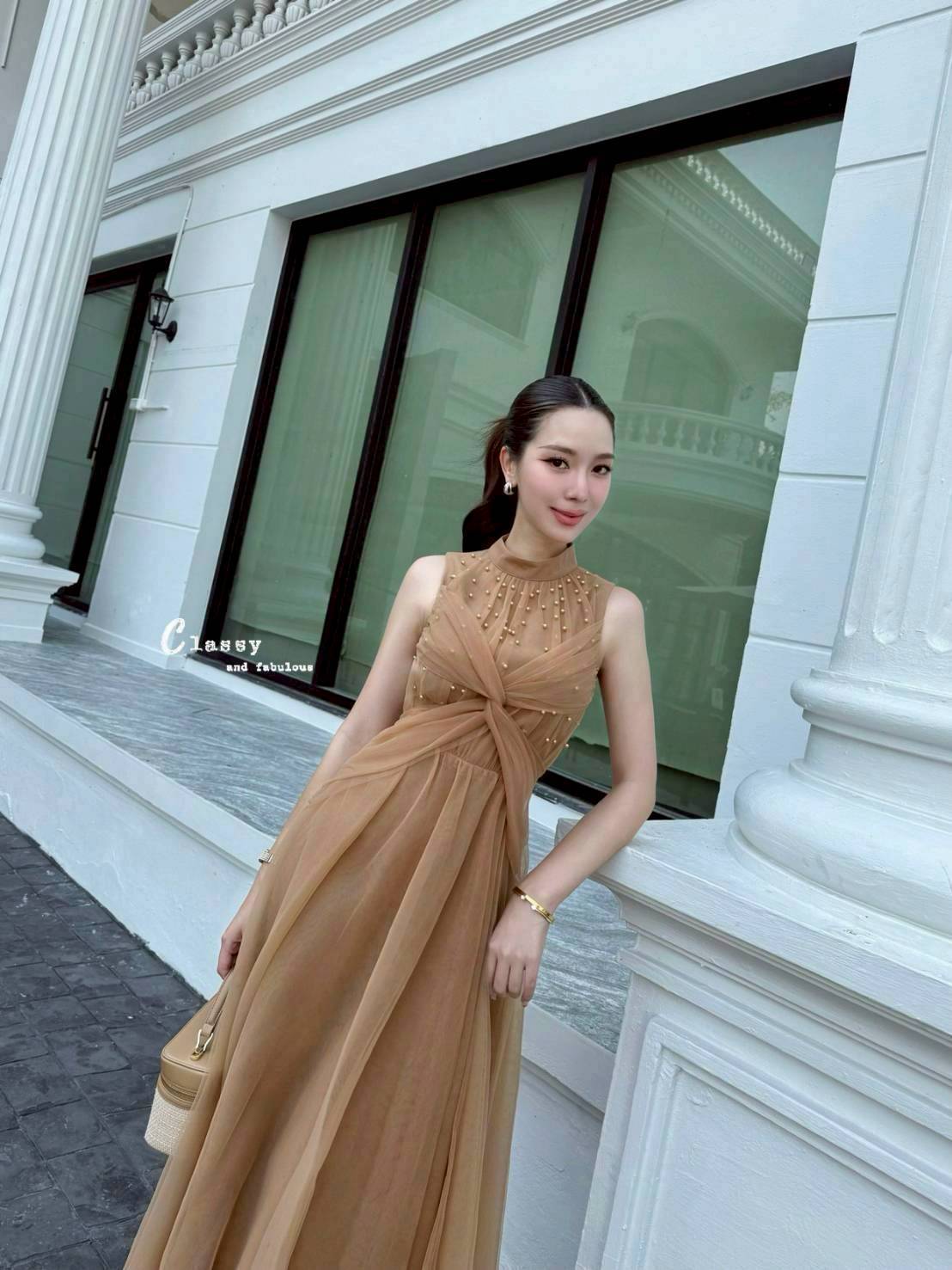เดรสคอปีนแขนกุด ด้านหน้าเสื้อมีปักมุกทั่วเสื้อด้านบน และเรา design ผ้าไขว้ตัวX ด้านหน้าสวยมาก สีสวย เนื้อผ้าอย่างดี ไม่คันแน่นอน ช่วงกระโปรงเป็นทรงพองสวยกำลังดี อกมีฟองน้ำ มีซับในยาว ซิปหลัง มีติดตู้ไว้ได้ใช้แน่นอนค่า