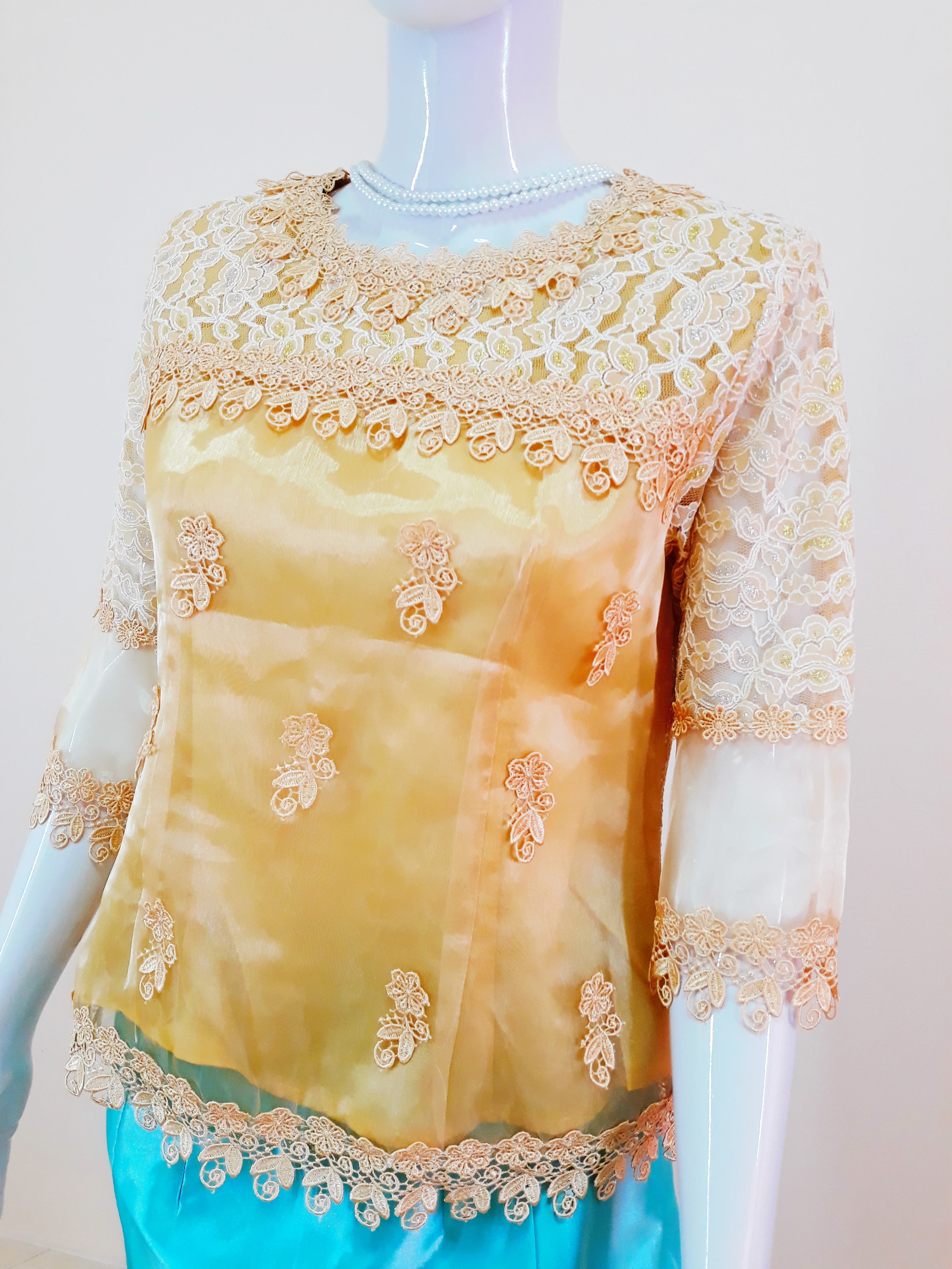 เสื้อลูกไม้ สีเหลืองทอง สวยหรู ดูดีมีระดับ มีซับในตัว (รอบอก 35-37 นิ้ว/ใส่ได้)