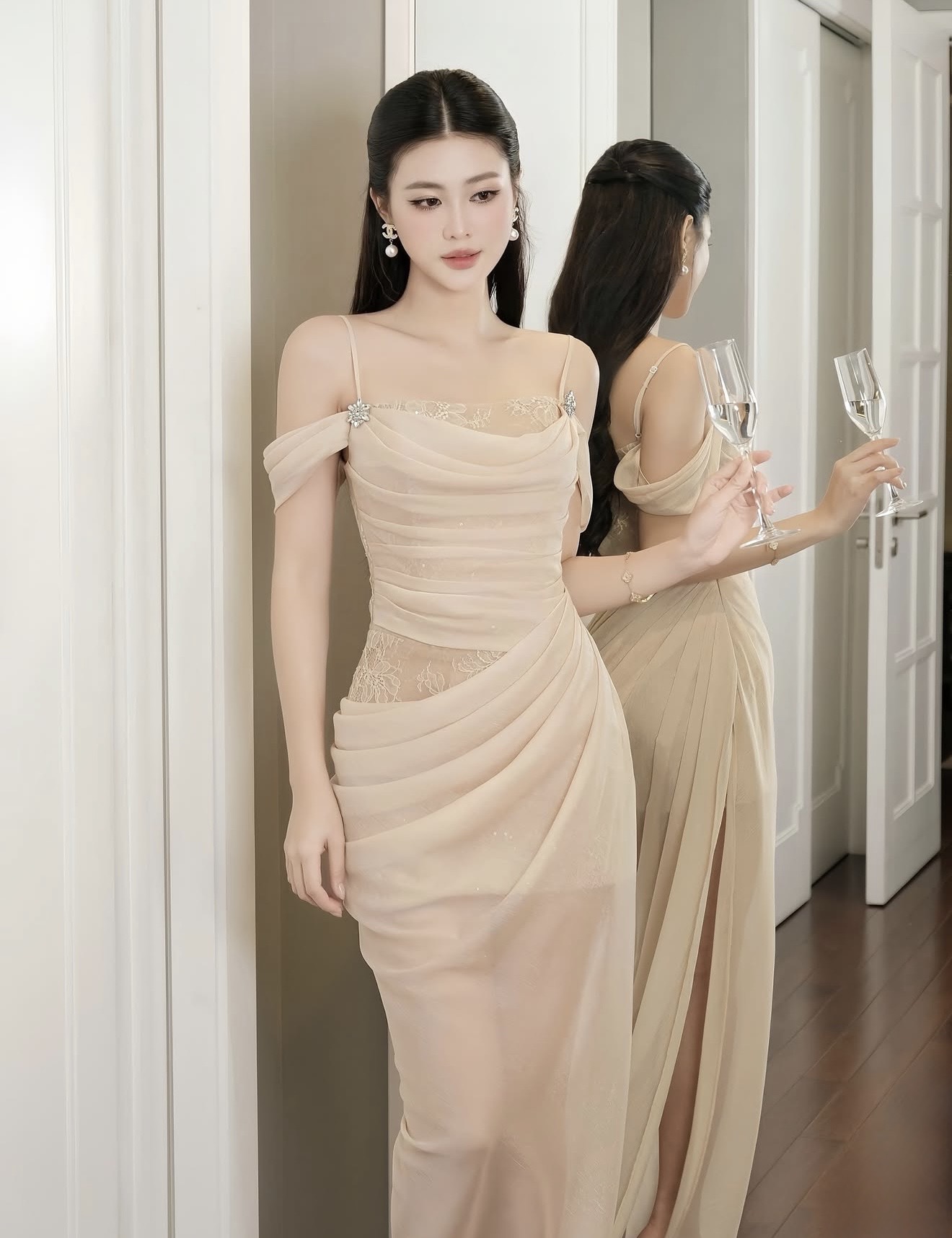 เดรสยาวสีครีมสายเดี่ยวแต่งแขนข้างมีกระดุมเพชรติดสายสองข้างดีเทลผ้าด้านในเป็นเดรสสั้นผ้าลูกไม้ปักเลื่อมทรงเข้ารูปด้านนอกเย็บด้วยผ้าพริ้วสีครีมเนื้อดีมากอกมีฟองน้ำเสริม กระโปรงผ่าช่วงข้างใส่สวยมาก ใครหาชุดออกงานอยู่แนะนำเลยคะ