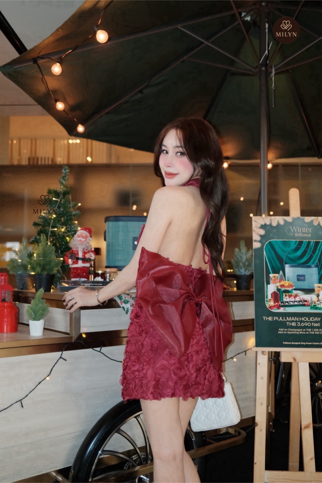 มินิเดรสแต่งดอกกุหลาบทั้งตัว ดีเทลเนื้อผ้าแบบ 3D ทำให้ชุดดูโดดเด่นมากขึ้น คอฮัลเตอร์ช่วยเสริมลุคให้ดูเพรียวและหรูขึ้นไปอีกขั้น ด้านหลังเปิดหลังสวย พร้อมโบว์ใหญ่สุดละมุนเป็นไฮไลต์ของชุด