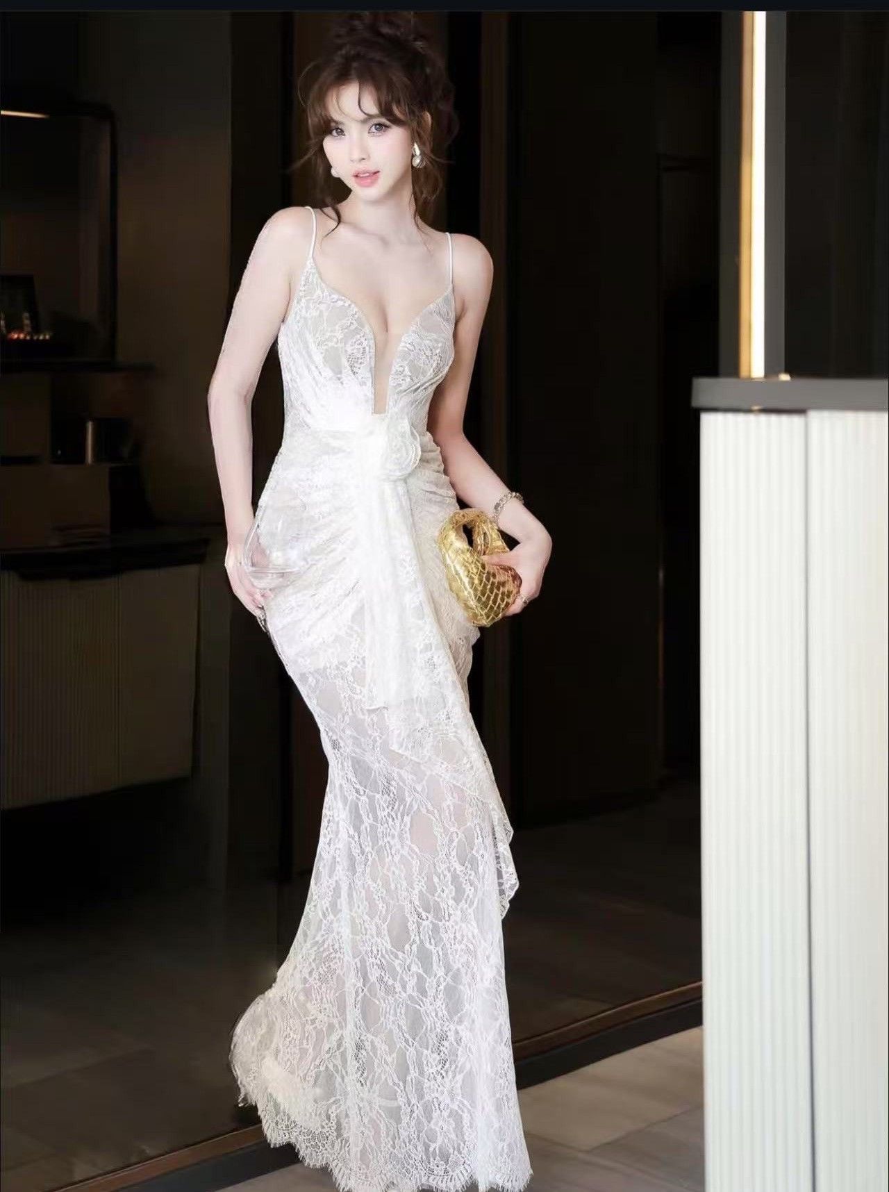 เดรสยาวลูกไม้ ทรงสวยมาก ดีเทลชุดแต่งดอกไม้ ดอกไม้สามารถถอดออกได้ มีความหรูหรา ดูแพง ใส่ดินเนอร์ ออกงาน ออร่าพุ่ง สวยเด่นกว่าใคร ใส่ดูสูงเพียว มีซับในหน้าอกมีฟองน้ำ สายสามารถไปปรับได้ มีซิบด้านหลัง ช้าไม่ได้แล้วคร้า ของสวยๆหมดไวจัดด่วนๆ🔱