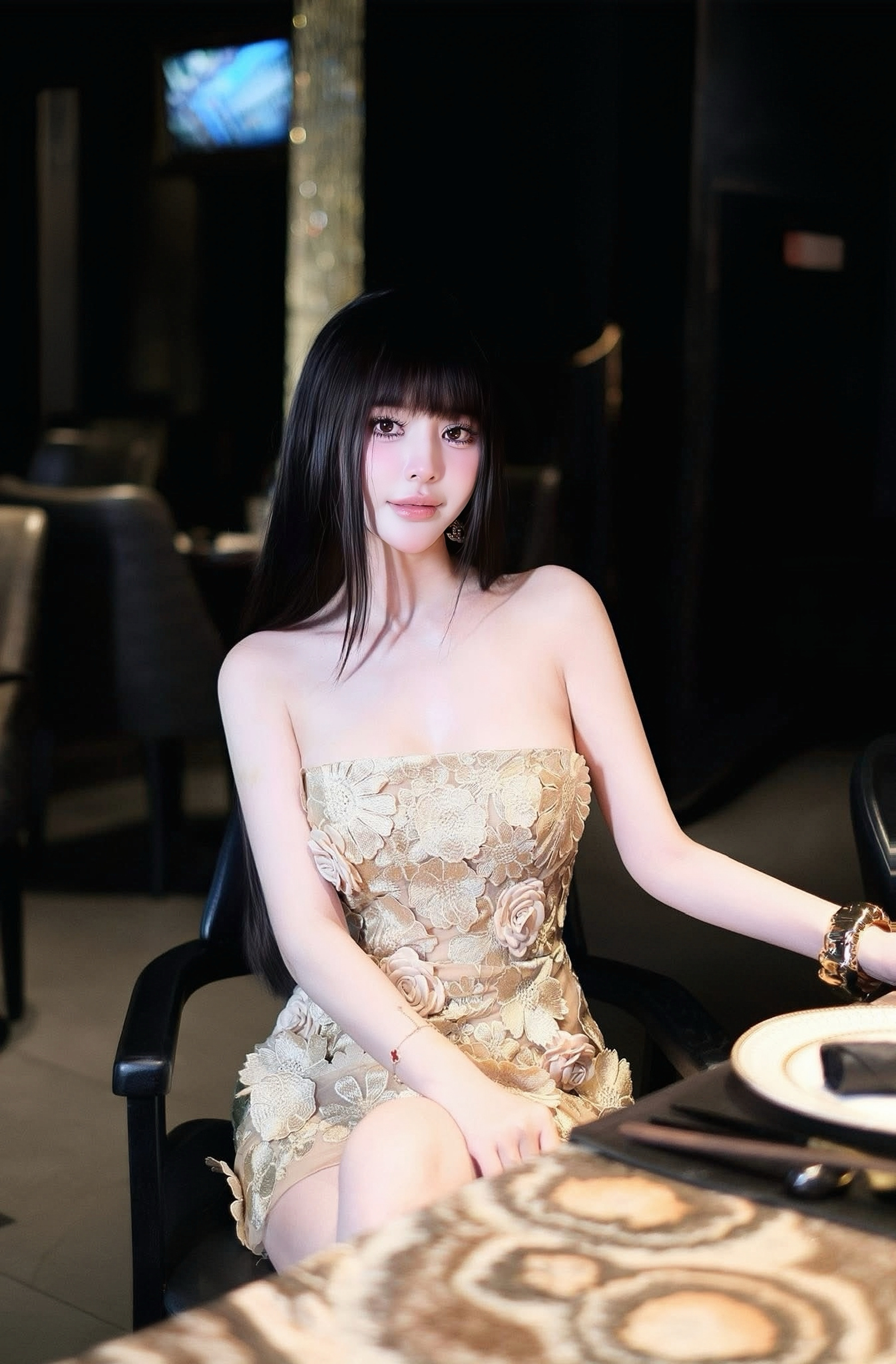 เดรสสั้นเกาะอก ออกแบบในสไตล์หรูหราเฉพาะตัว โดดเด่นด้วยงาน ปักลายดอกไม้และลูกไม้ 3 มิติ ทั้งตัว ให้เลเยอร์สวยเด่นแบบงานพรีเมียม ใส่แล้วช่วยขับผิวและทำให้ลุคดูแพง ช่วงหน้าอกมีฟองน้ำในตัว