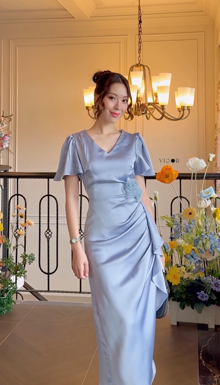 เดรสผ้าซาตินเนื้อดี สีฟ้าอมเทา เงาสวย เรียบหรูทุกองศา แต่งระบายเฉียงช่วงเอว ช่วยพรางหุ่นให้ดูเพรียว แขนตุ๊กตาอ่อนหวาน เพิ่มความละมุนให้ลุคเจ้าหญิง ดอกผ้ากลางเอวเป็นกิมมิกที่เรียบแต่ดูแพง ใส่ไปงานแต่งหรือดินเนอร์ก็สวยจบในตัวเดียว ✨ #ชุดเพื่อนเจ้าสาว