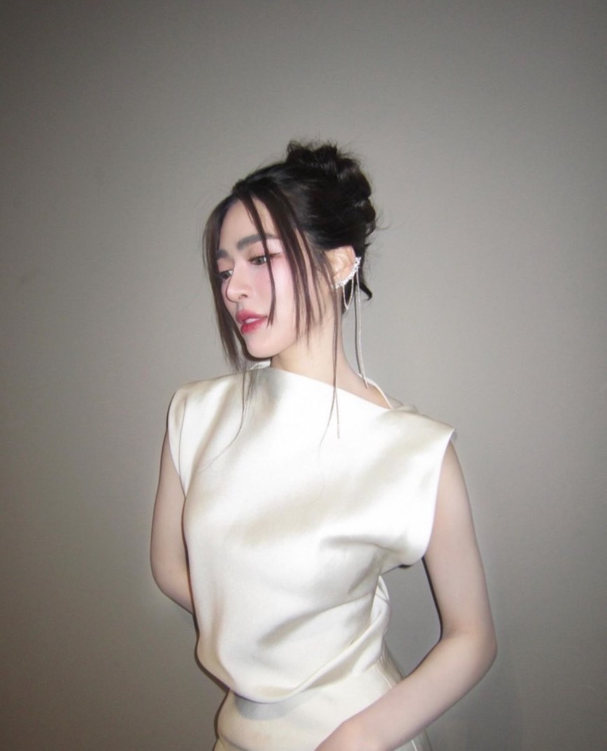 เดรสกระโปรงยาวแขนกุด ทรงพอดีตัวใส่กำลังสวย ผ้าดีเนื้อสวยหรูหราใส่ออกงานเข้าสังคมได้ สีสวยขับผิวใส่ได้ทุกโอกาสพิเศษ ด้านหลังแต่งโบว์ผูกได้ตามต้องการ พอผูกแล้วทำให้เว้าหลังเล็กน้อยกำลังสวย ปลายกระโปรงพลิ้วเล็กน้อย ความยาวกระโปรงกำลังพอดีใส่กำลังสวย