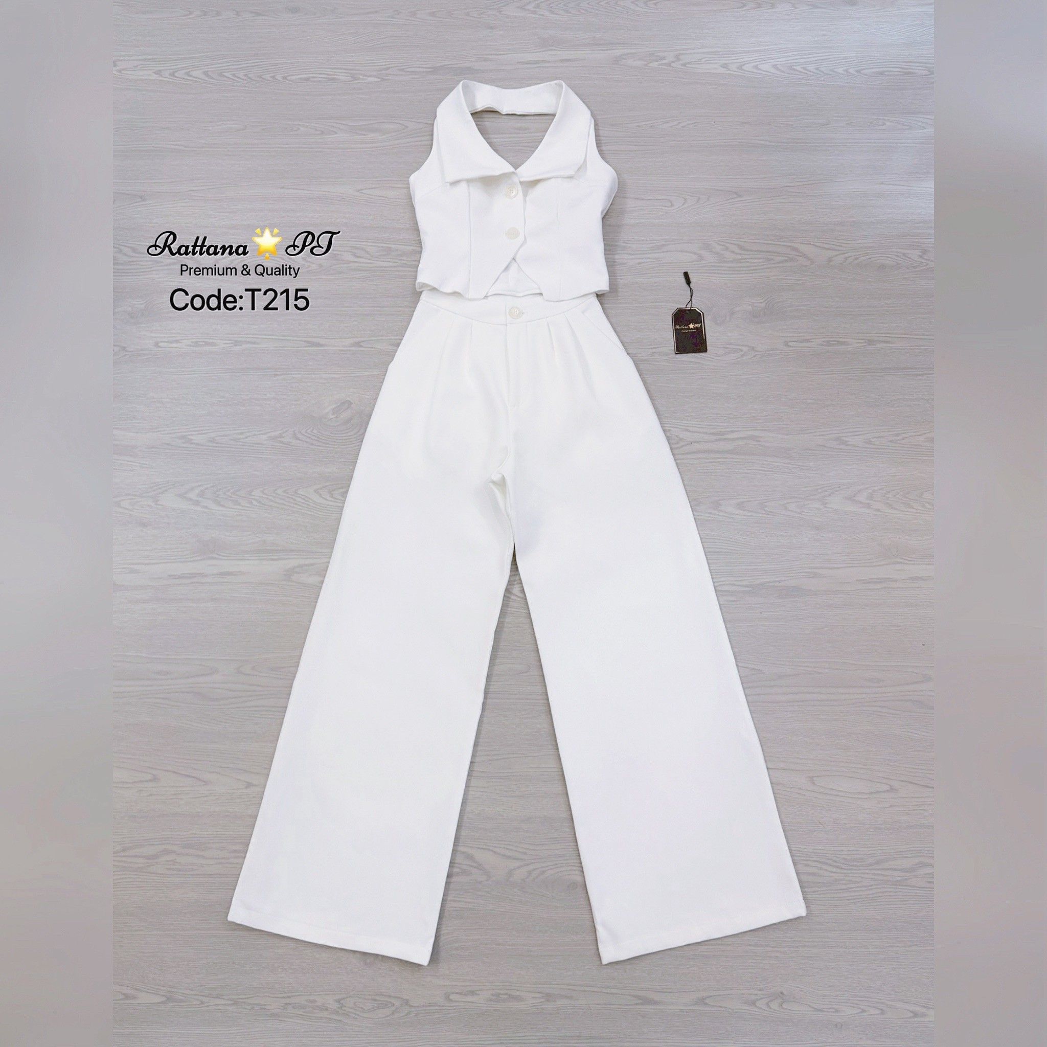 ชุดเซต เสื้อ+กางเกงขายาว เสื้อมีดีเทลแต่งกระดุมหน้า มีซับในอย่างดี เนื้อผ้าดีมากๆ มาคู่กับกางเกงขายาวทรงสวยมาก กางเกงมีซิบด้านหน้า ใส่เที่ยว