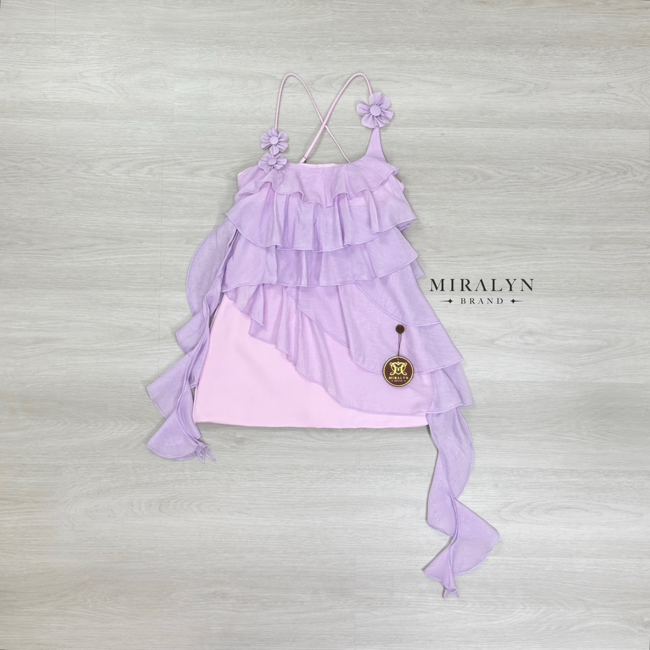 มินิเดรสสายเดี่ยวสีม่วงพาสเทลสายแต่งดอกไม้เย็บติดด้านหลังเป็นสายไขว้ผ้าพริ้วสวยแต่งดีเทลระบายเป็นชั้นๆสวยน่ารักมากงานอกมีฟองน้ำเสริมตัวเดรสเป็นงานผ้ามีน้ำหนักพร้อมซับในและซิปข้าง