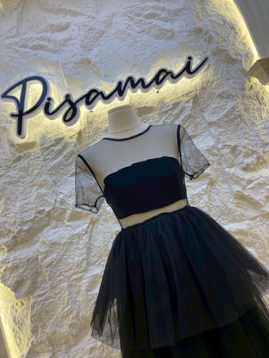 เดรสซีทรูสีดำมาในทรงผ้าตาข่ายฟูซ้อน ช่วงบนมีเกาะอกตัวสั้นติดมาให้กับชุด สวย อลังมากกกกกค่า ใส่เฟียสๆ แกรมๆ ได้ไม่ซ้ำใคร ต้องมีเลยค่