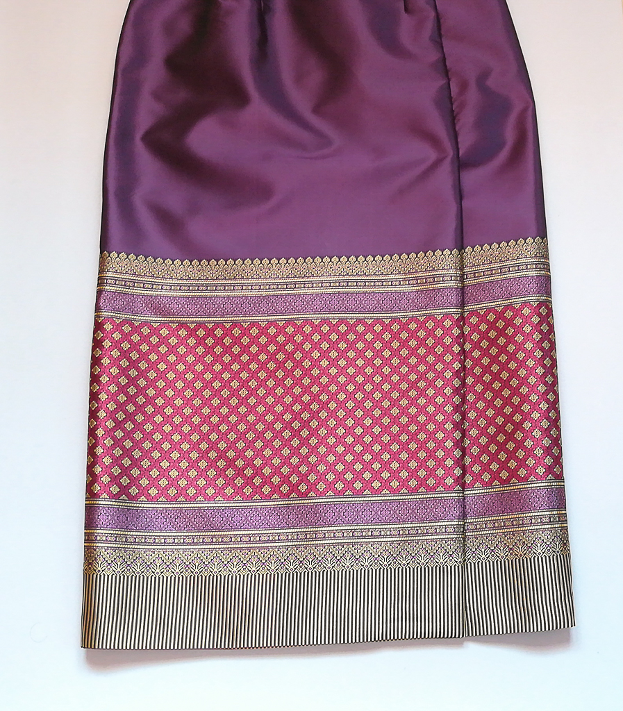 ผ้าถุงไหมสำเร็จรูป (สีม่วง) งานตัดเย็บประณีต อัดผ้ากาวตามสีของผ้าถุง เนื้องานดีเกรด A (รอบเอว 30 นิ้ว)