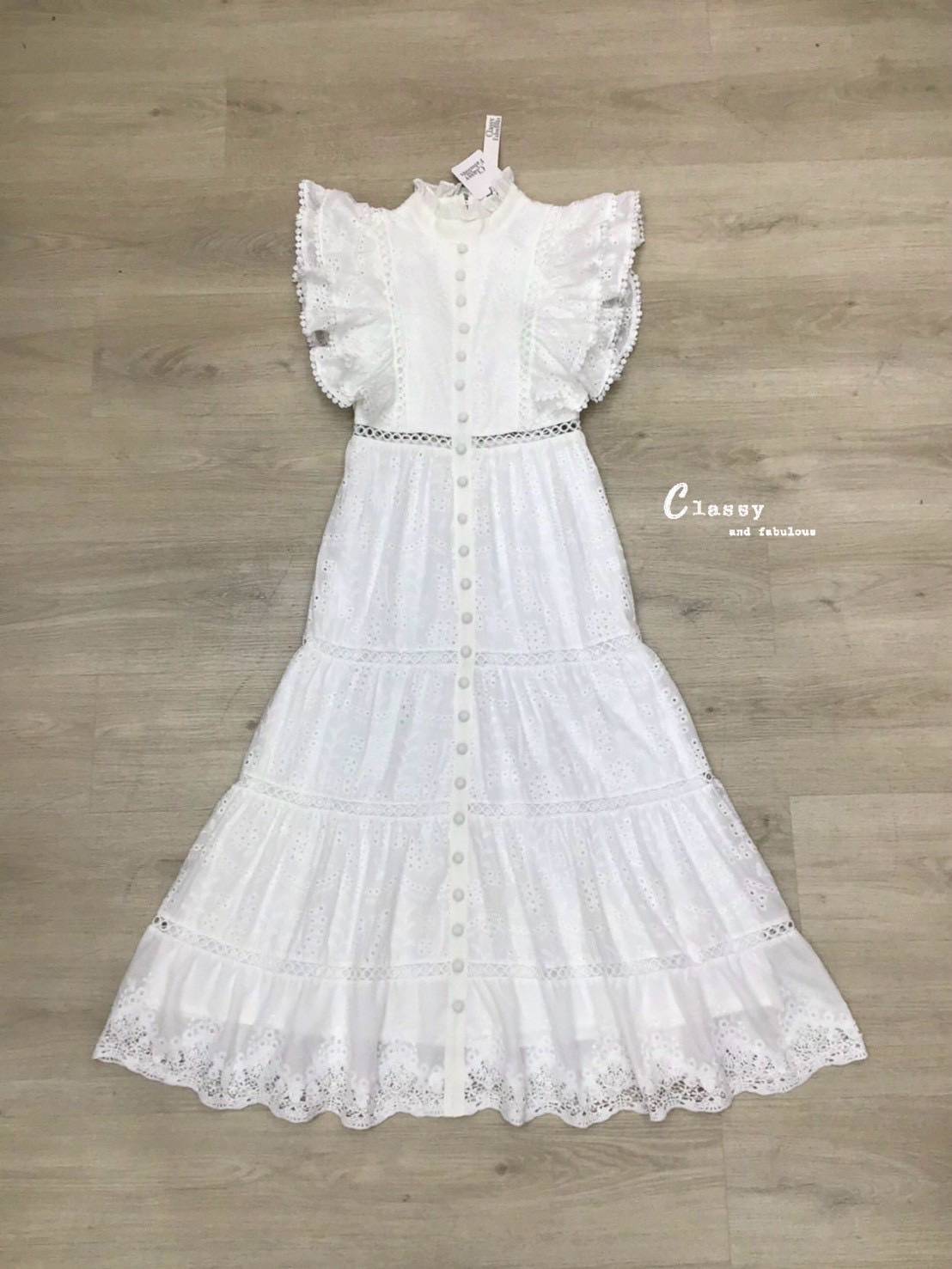 เดรสผ้าลูกไม้ลายฉลุทั้งตัว คอปีนมีระบายรอบคอ และเป็นกระดุมด้านหลังคอ แขนทำระบาย2ชั้นปิดต้นแขนและมีวงกลมเล็กๆที่ปลายแขน ตรงกลางชุดติดกระดุมไล่ลงมาจากอกถึงปลายกระโปรง ช่วงกระโปรงทรงสวยมาก