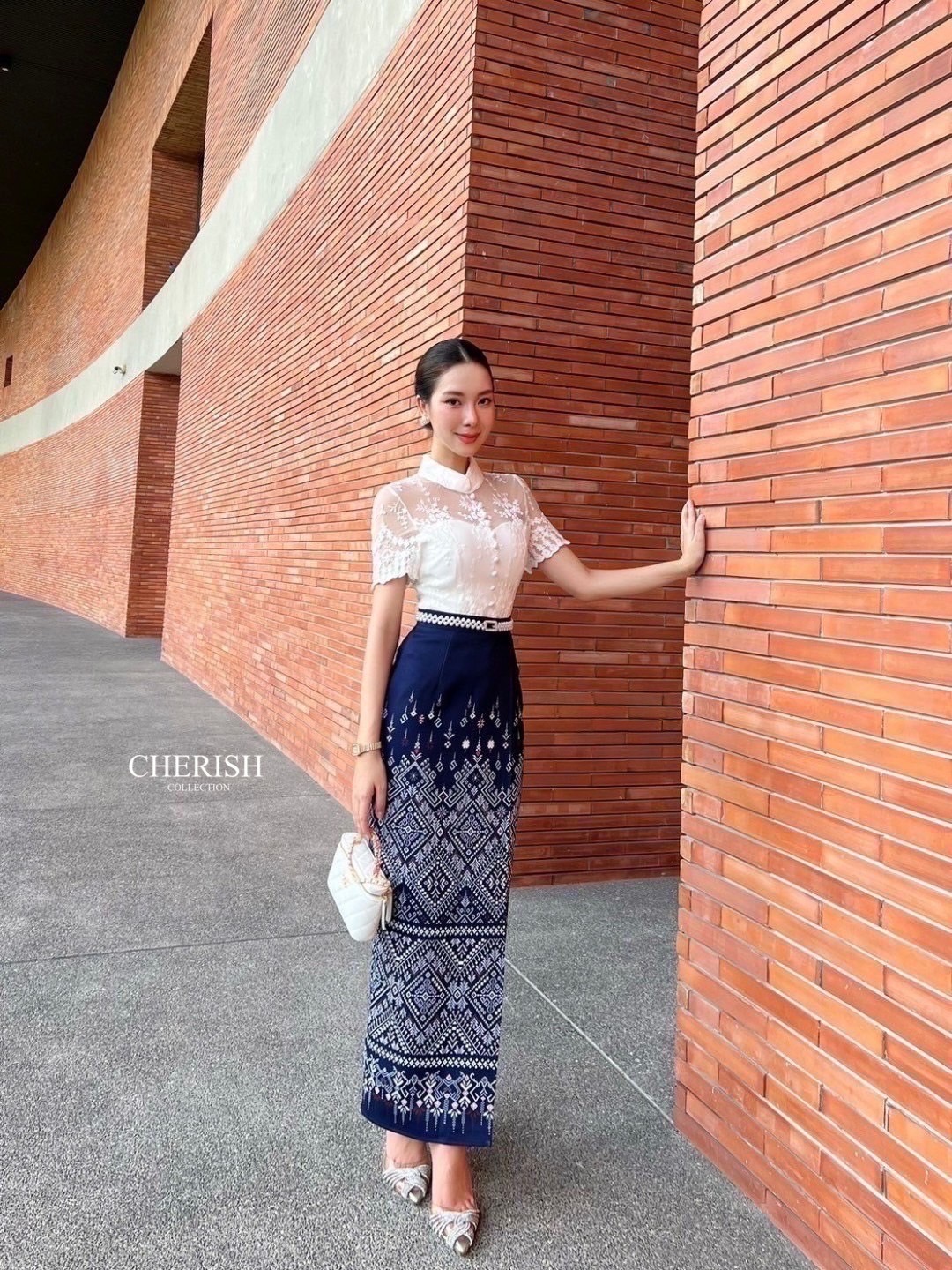 เซ็ทชุดไทย ชุดงานบุญ 3 ชิ้น เสื้อลูกไม้แต่งกระดุมมีซับในอย่างดี ใส่คู่ผ้าถุงสำเร็จเนื้อผ้าใส่สบาย จัดเข็มขัดมุกมาให้ครบเซ็ท สาวๆสายบุญ หรือจะใส่เป็นธีมชุดเพื่อนเจ้าสาวก็เหมาะ ใส่ได้ทุกเทศกาล ไม่ว่าจะออกงานไหน ก็สวยยืนหนึ่งค่ะ