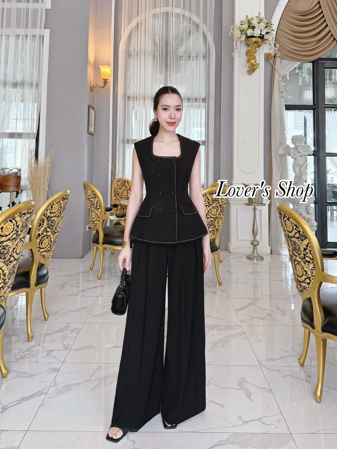 Teg : Lover’s Shop Detail : Set.2ชิ้น คอมพลีสลุค มีความคุมโทน เรียบหรู ดูดีค่ะ เสื้อ+กางเกง ดีเทลเสื้อทรงแขนกุดปิดหัวไหล่ ทรงเข้ารูป กระดุมหน้า งานมีซับในอย่างดีค่ะ แม็ทกับกางเกงเอวสูง ทรงขากระบอกใหญ่ เย็บอัดจีบหน้ส ทรงขาตรง