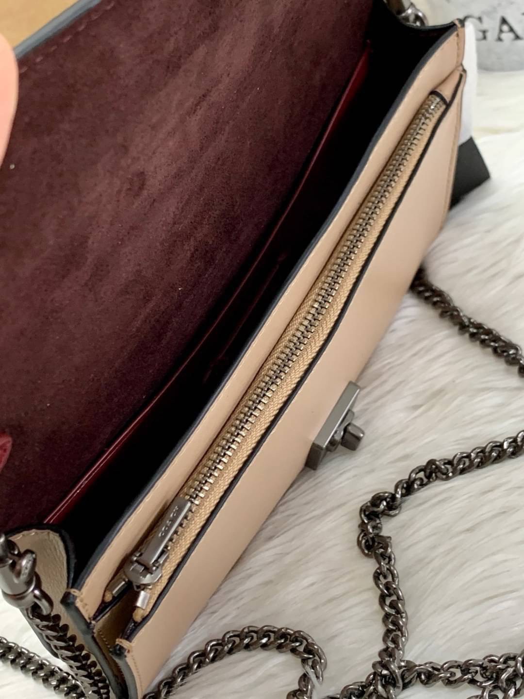 กระเป๋าสะพายไฮโซแบรนด์เนมโค้ชสีดำเบจลายสานหนังแท้ Coach Hutton Clutch With Weaving ((3656//802))