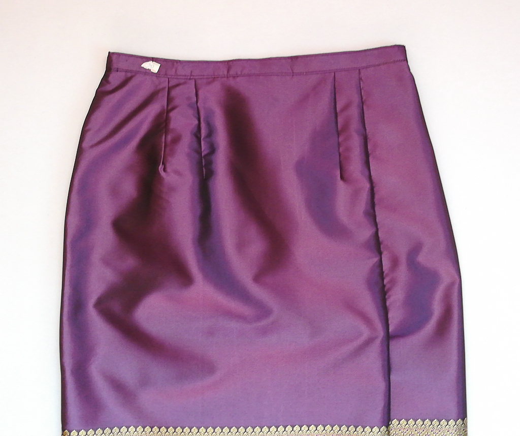 ผ้าถุงไหมสำเร็จรูป (สีม่วง) งานตัดเย็บประณีต อัดผ้ากาวตามสีของผ้าถุง เนื้องานดีเกรด A (รอบเอว 30 นิ้ว)