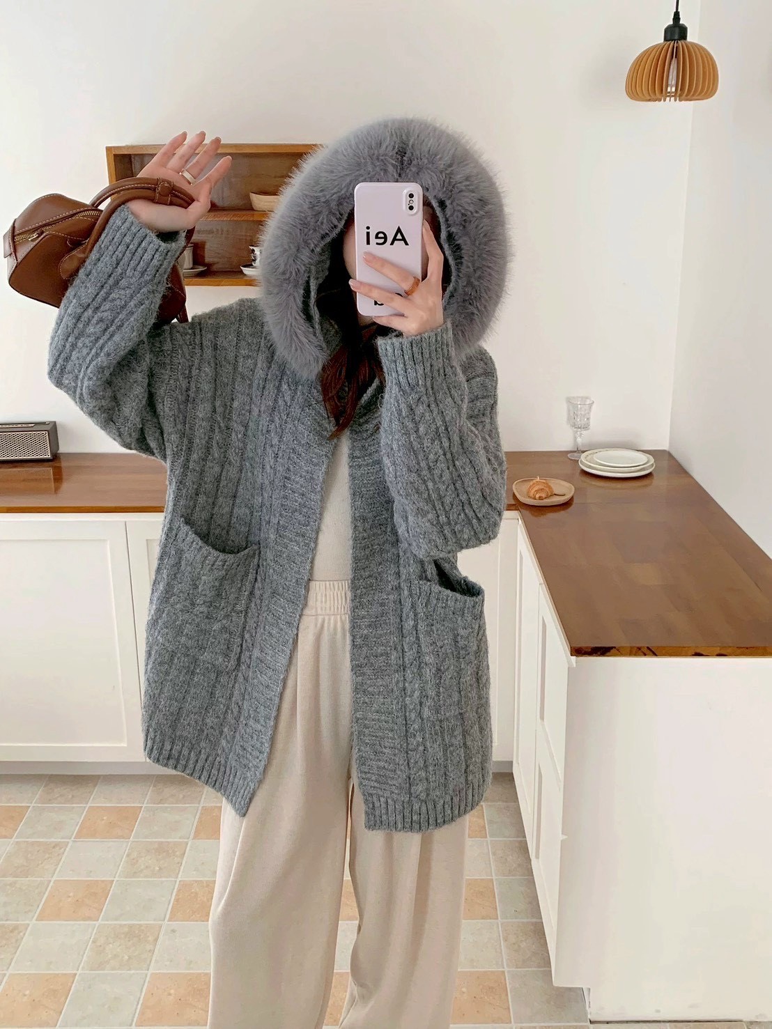 เสื้อคลุมไหมพรมมีHood Fur🤩 ทรงoversize มีกระเป๋าหน้า ผ้าทอลายแน่นเนื้อดี hoodดีไซน์ขนเฟอร์ติดกระดุมซ่อนแยกได้ค่ะ ใส่สวยฟรุ้งฟริ้ง ถ่ายรูปสวยปังแน่นอน