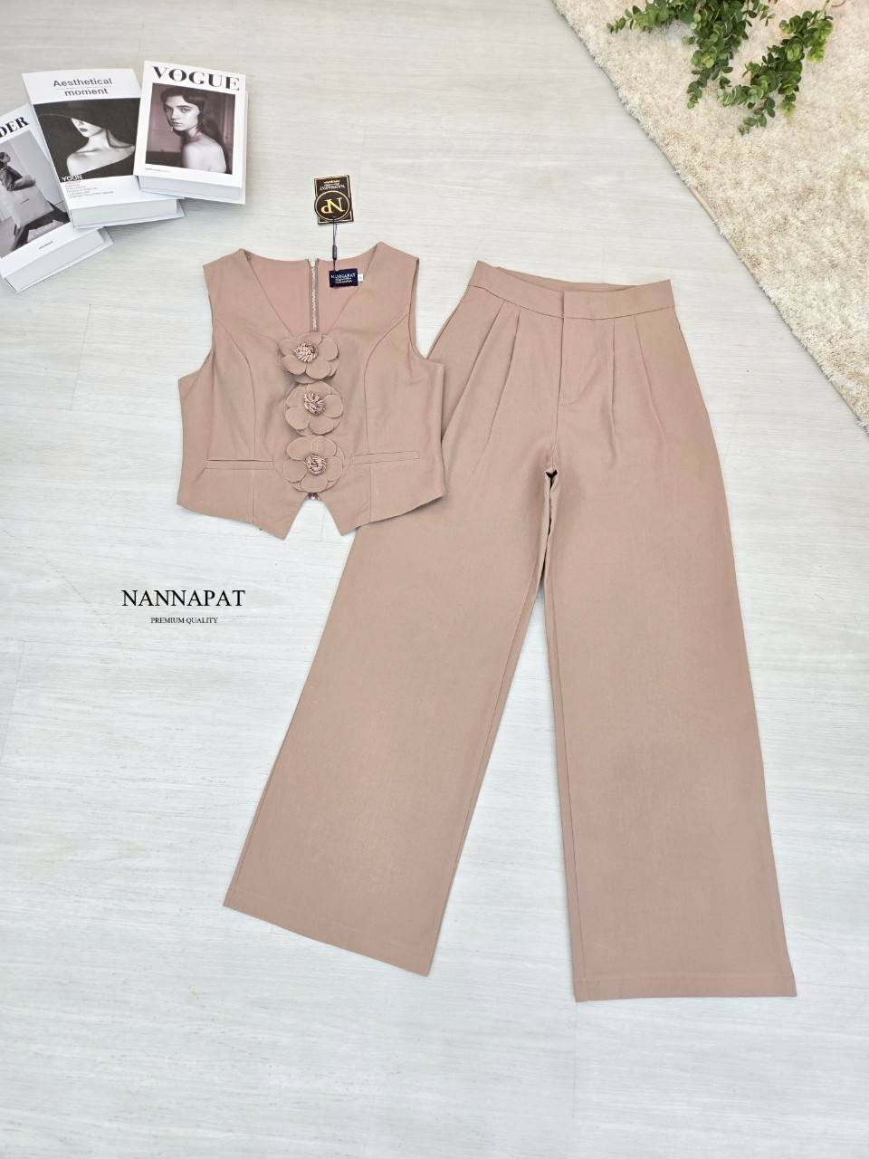 TAG :: NANNAPAT (NP) SET เสื้อ+กางเกง งานผ้าลินินอัดกาวหนา มีซับใน ตัวเสื้อดีไซน์เก๋ เป็นงานซิปหลัง ดอกไม้ถอดได้คะ แถมมีฟองน้ำอก