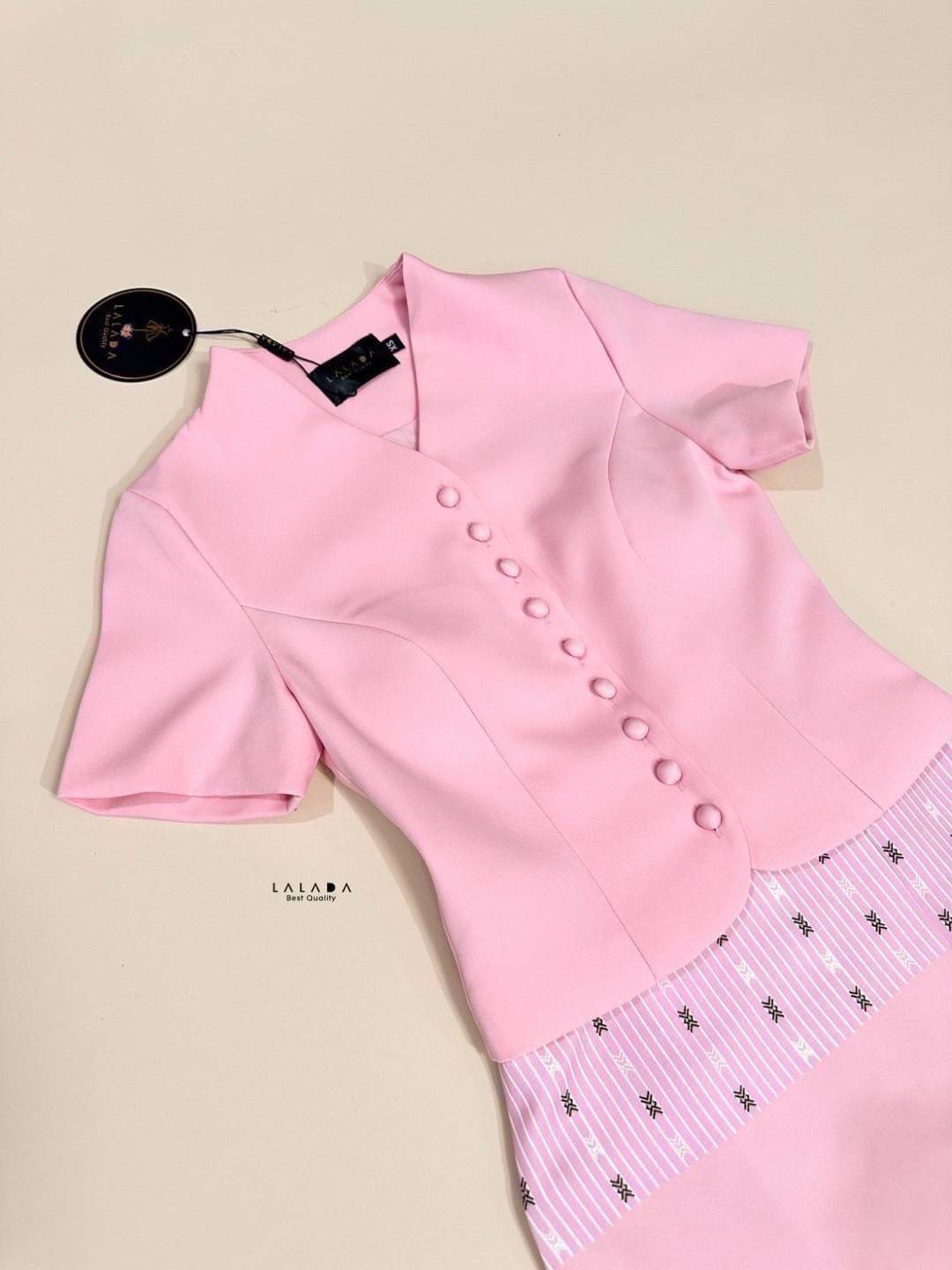 #งามอย่างไทย #ชุดไทย •Detail : set 2 ชิ้น ผ้าไทย ชุดไปทำบุญ ชุดไปงาน พร้อมส่งค่า เสื้อคอวีสีชมพูกระดุมหน้า ช่วงอกเสริมฟองน้ำแมทช์กับผ้าถุงสำเร็จ ผ้าพิมพ์ลายมีซิบหลัง สวมใส่สะดวก สวยหวานฉ่ำๆ งานบุญ งานบวชได้หมดเลยค่ะ