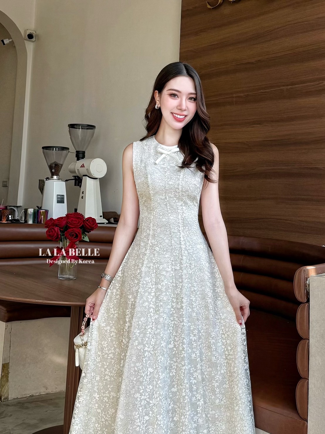: แม็กซี่เดรสลูกไม้รุ่นขายดีรอบนี้ทำเป็นแขนกุดสวยมากคอกลมแขนกุดแต่งโบว์ช่วงคอเอวเข้ารูปเข้าทรงตีเกล็ดเข้าทรงทรงตัวช่วงเอวเก็บทรงสวยกระโปรงยาวบานมีซับในถึงชายชุดชายกระโปรงแต่งโค้งสวยมากใส่ไปเที่ยวทุ่งดอกไม้สวยปังงานคุณภาพเกรดพรีเมี่ยม