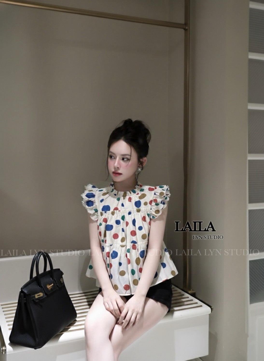 Tag : LAILA Detail: SET เสื้อ+กางเกง เสื้อแขนยาวทรงคอปีนแต่งระบายๆ งานแต่งกระดุมด้านหลัง ดีไซน์ช่วงแขนระบายฟูๆตัดเย็บอย่างดีช่วงปลายเสื้อแต่งทรงบานๆพริ้วๆสุดน่ารัก โทนสีออฟไวท์แต่งลายจุดสีสันสดใส มาพร้อมกางเกงทวิตขาสั้นสีดำใส่ง่ายเข้ารูปพอดี